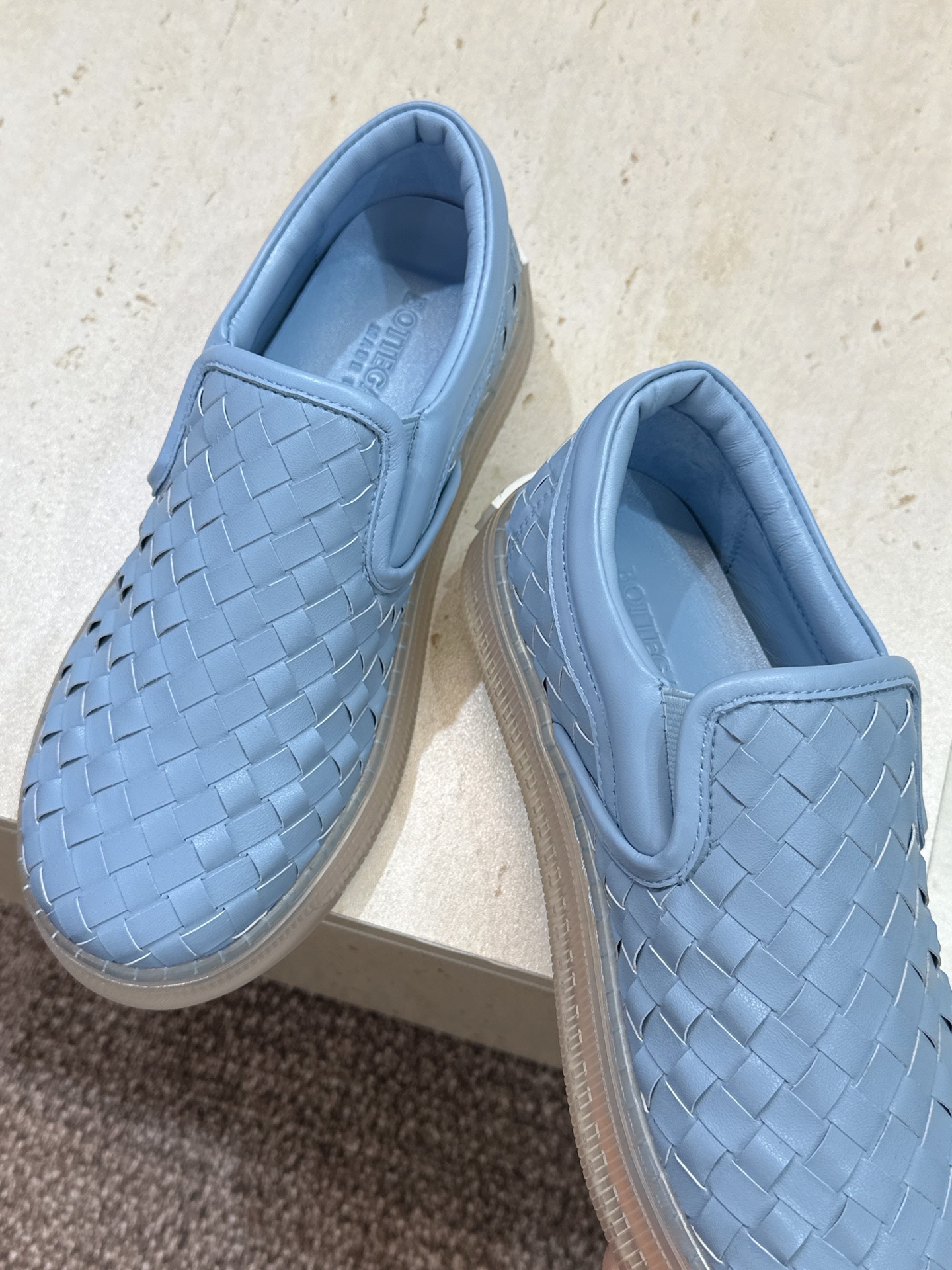 男+10Bottega Veneta 葆蝶家2026春夏情侣系列新款休闲运动小白鞋 BV字母logo平底