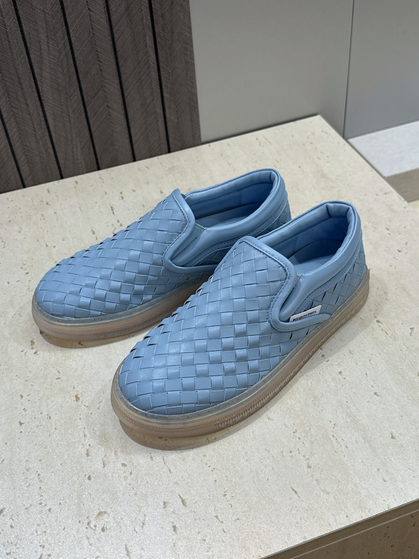 男+10Bottega Veneta 葆蝶家2026春夏情侣系列新款休闲运动小白鞋 BV字母logo平底