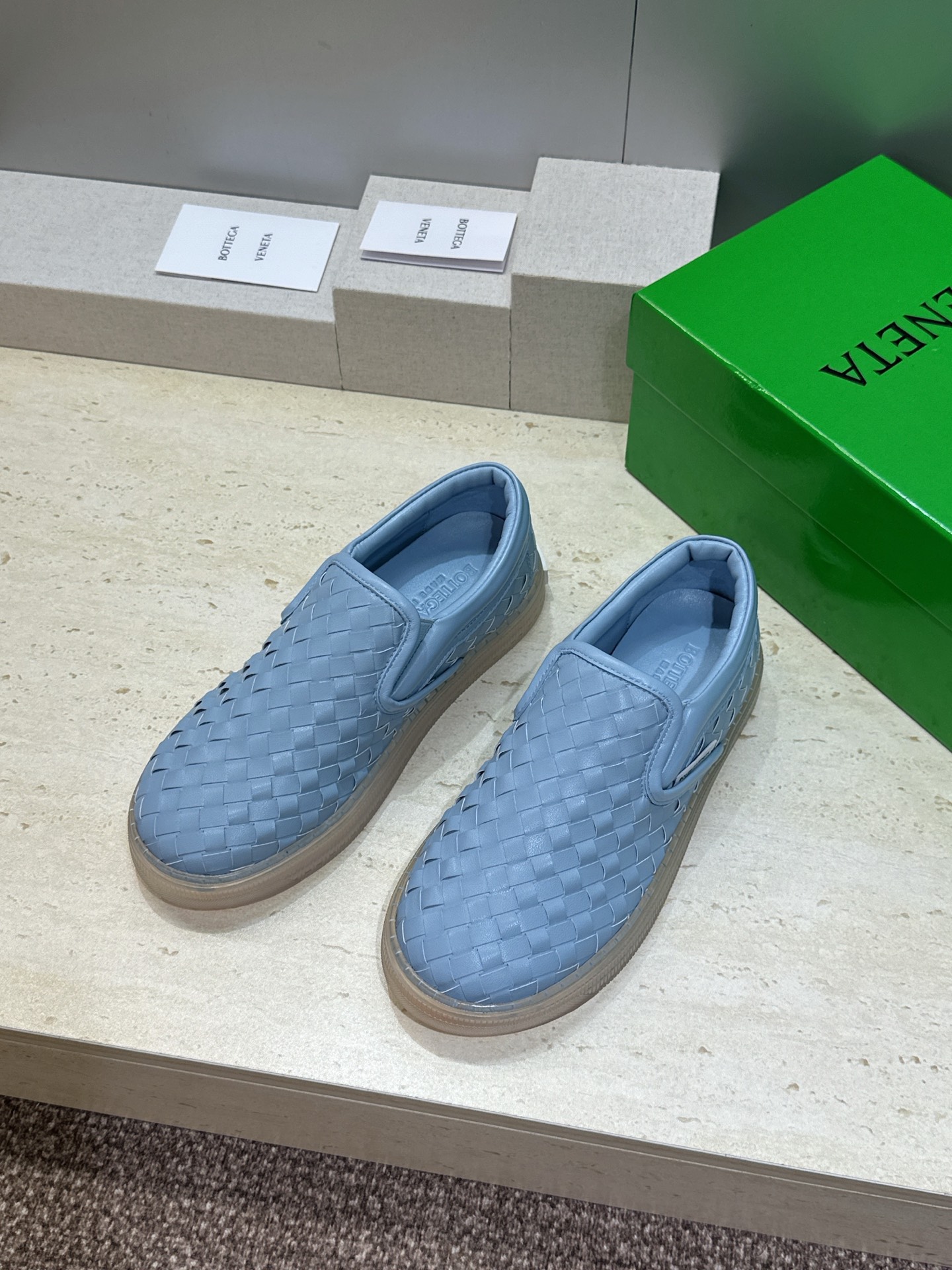 男+10Bottega Veneta 葆蝶家2026春夏情侣系列新款休闲运动小白鞋 BV字母logo平底