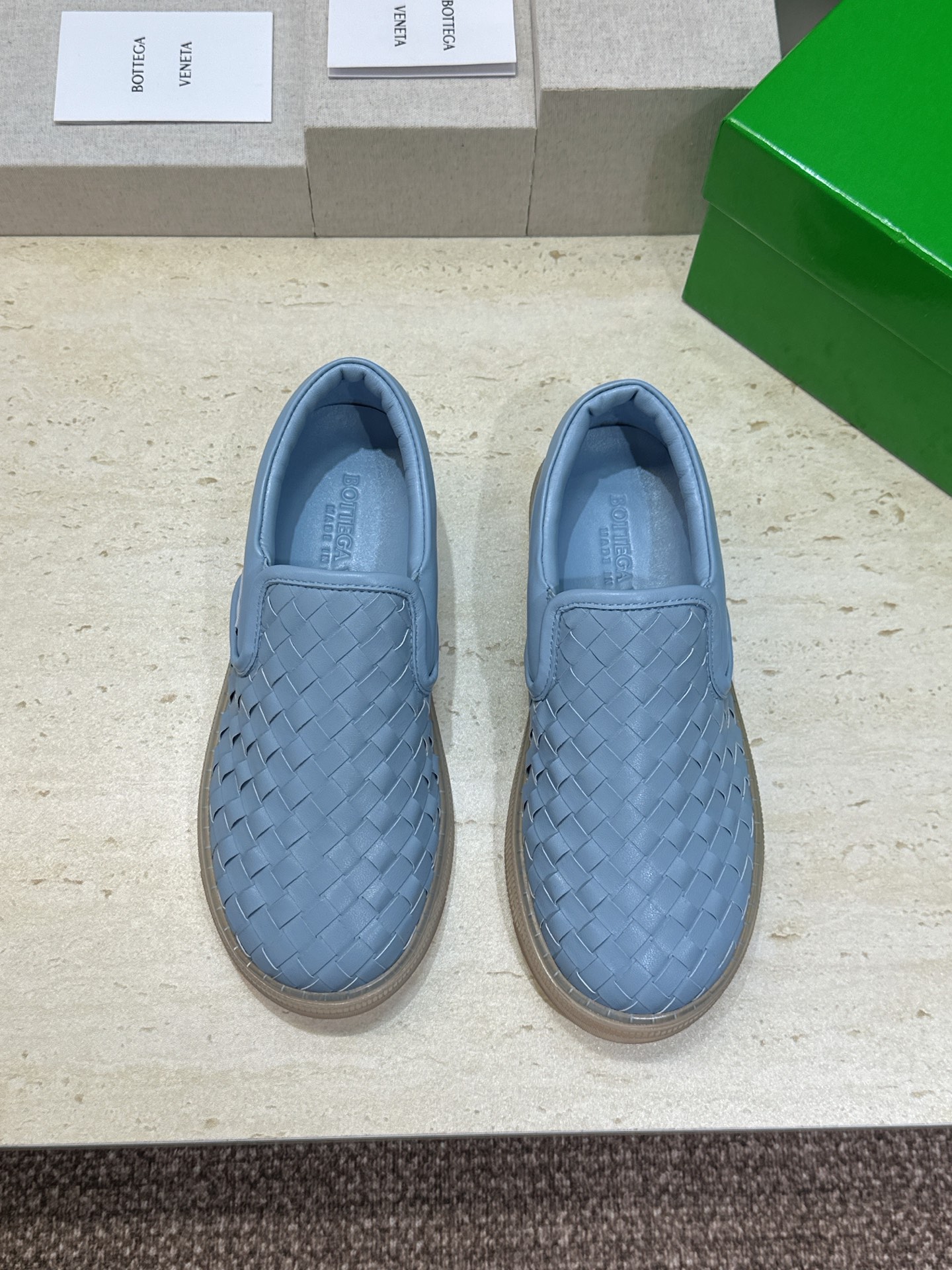 男+10Bottega Veneta 葆蝶家2026春夏情侣系列新款休闲运动小白鞋 BV字母logo平底