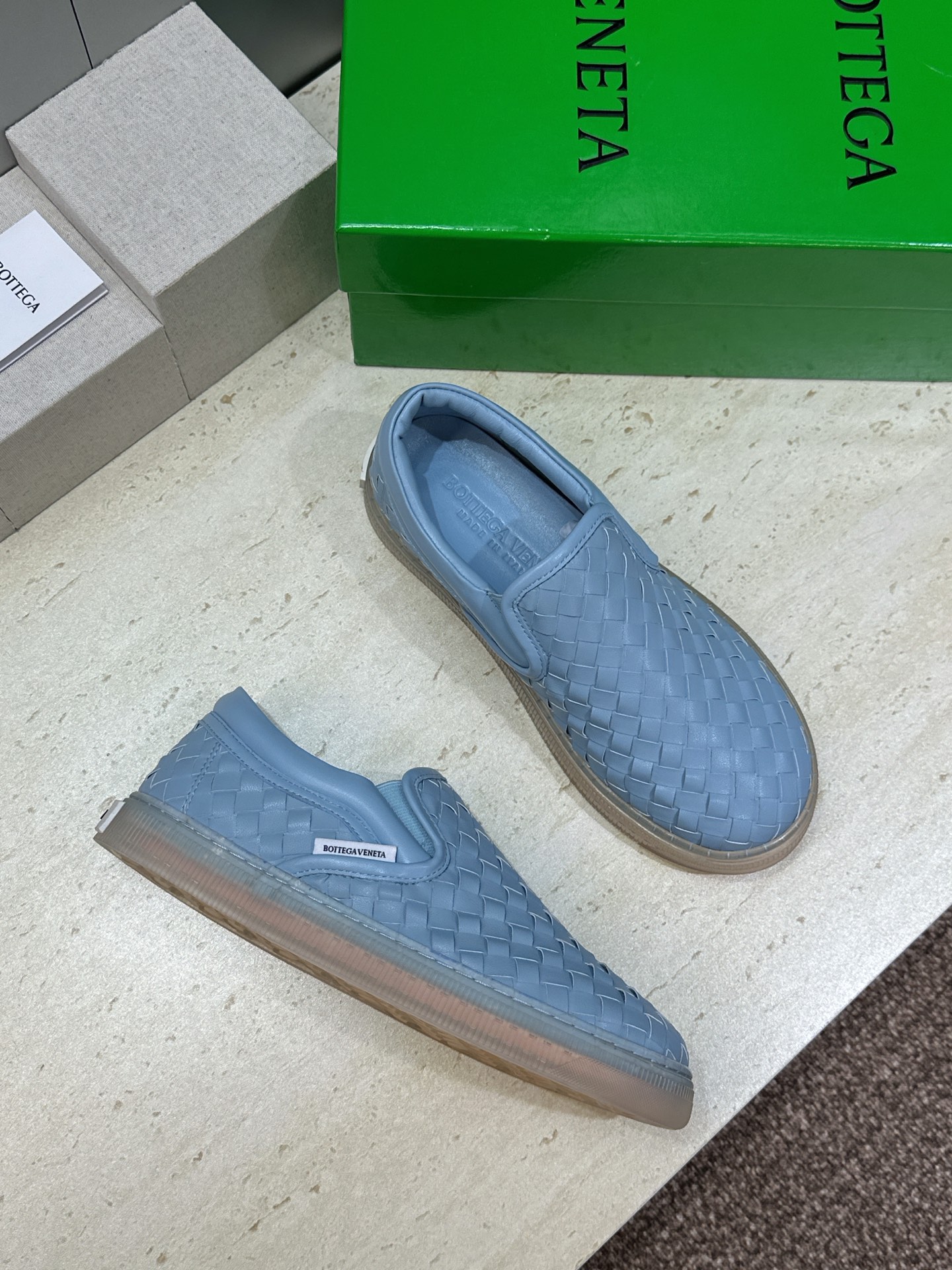 男+10Bottega Veneta 葆蝶家2026春夏情侣系列新款休闲运动小白鞋 BV字母logo平底