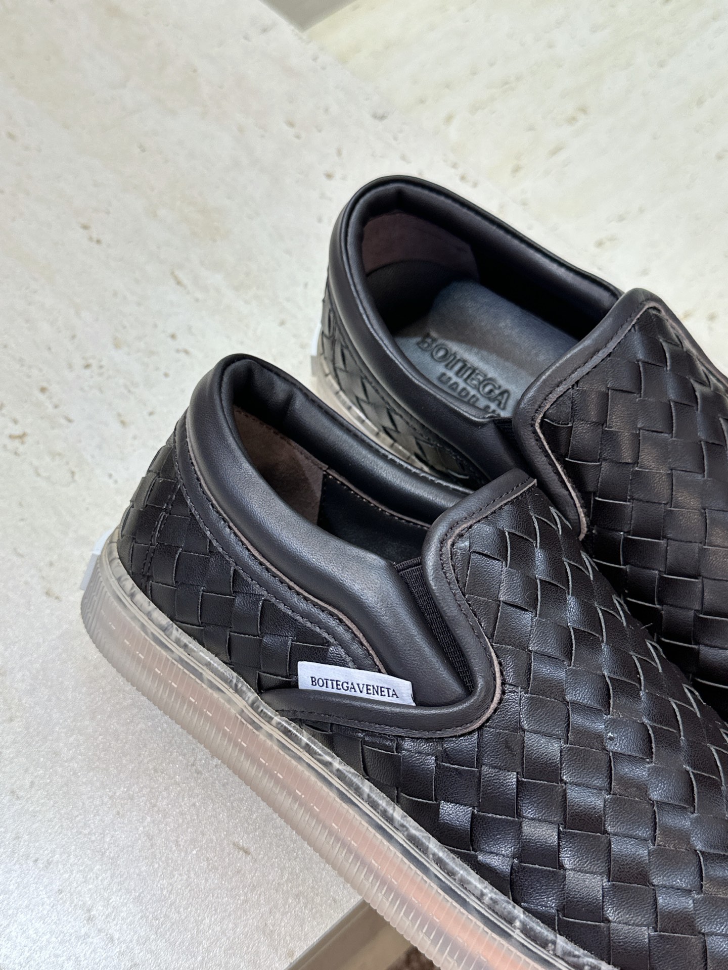 男+10Bottega Veneta 葆蝶家2026春夏情侣系列新款休闲运动小白鞋 BV字母logo平底