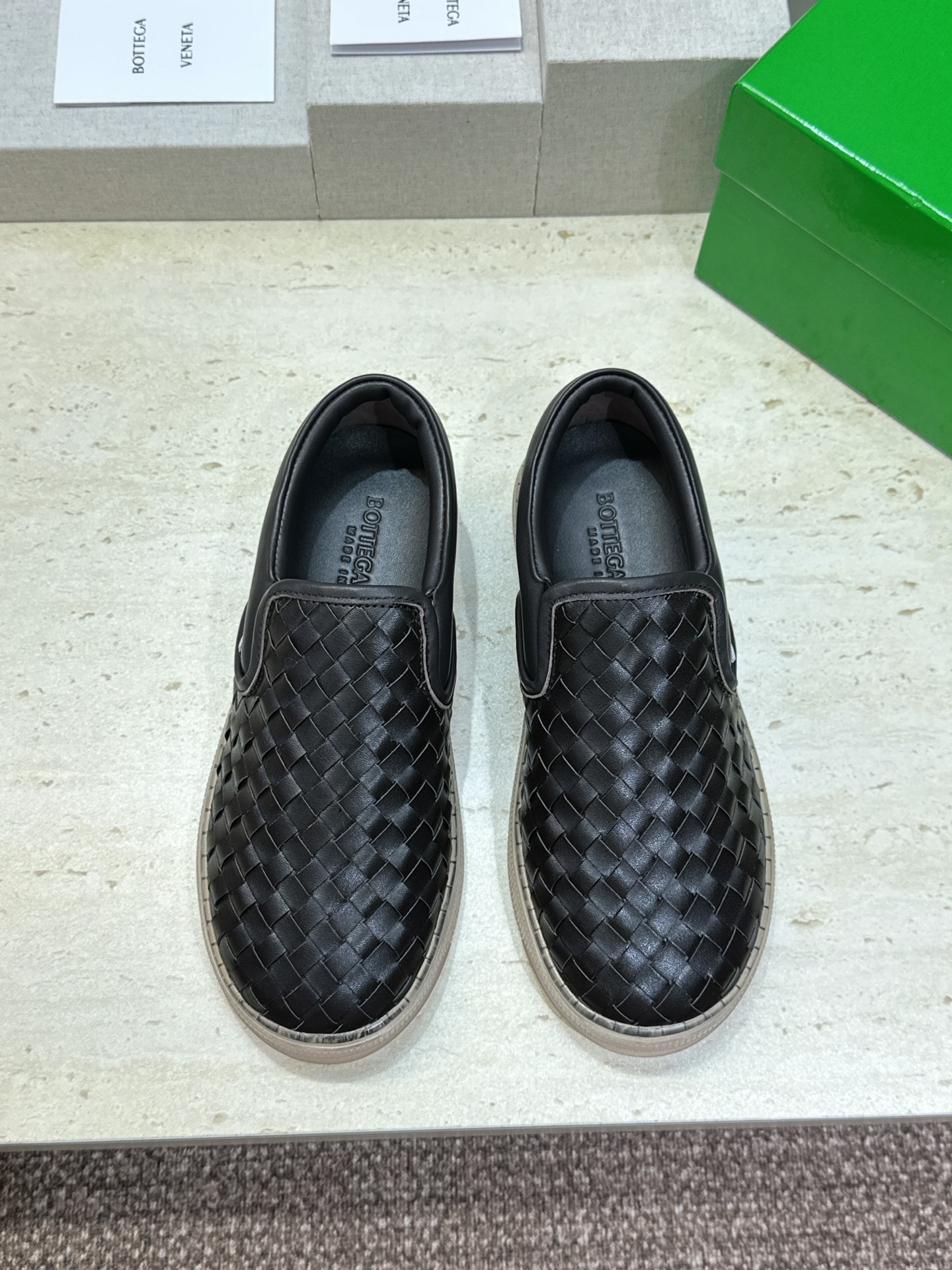男+10Bottega Veneta 葆蝶家2026春夏情侣系列新款休闲运动小白鞋 BV字母logo平底