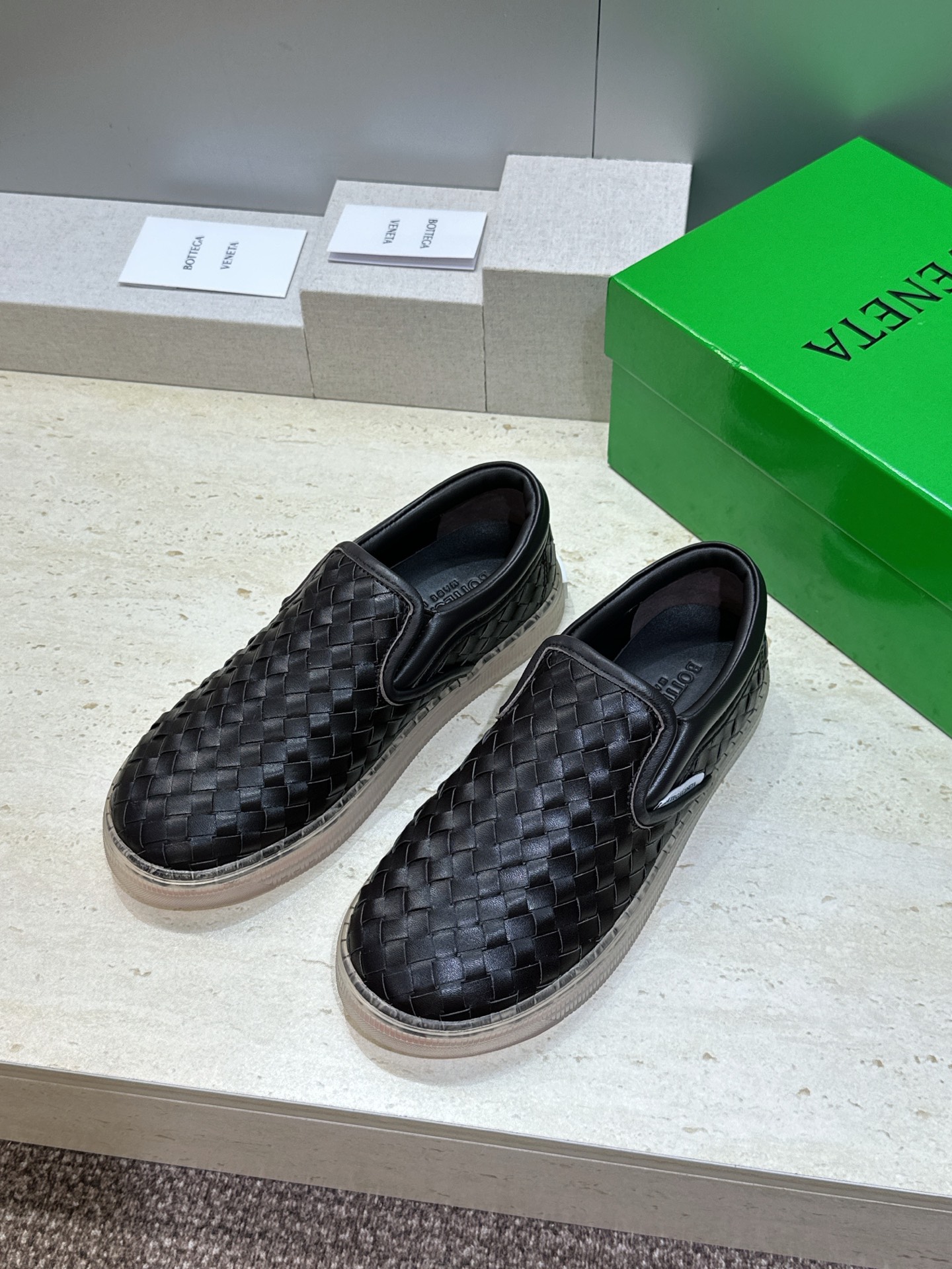 男+10Bottega Veneta 葆蝶家2026春夏情侣系列新款休闲运动小白鞋 BV字母logo平底