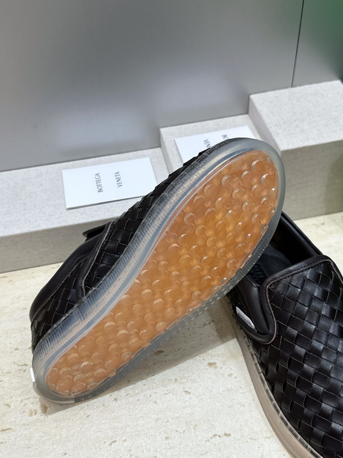 男+10Bottega Veneta 葆蝶家2026春夏情侣系列新款休闲运动小白鞋 BV字母logo平底