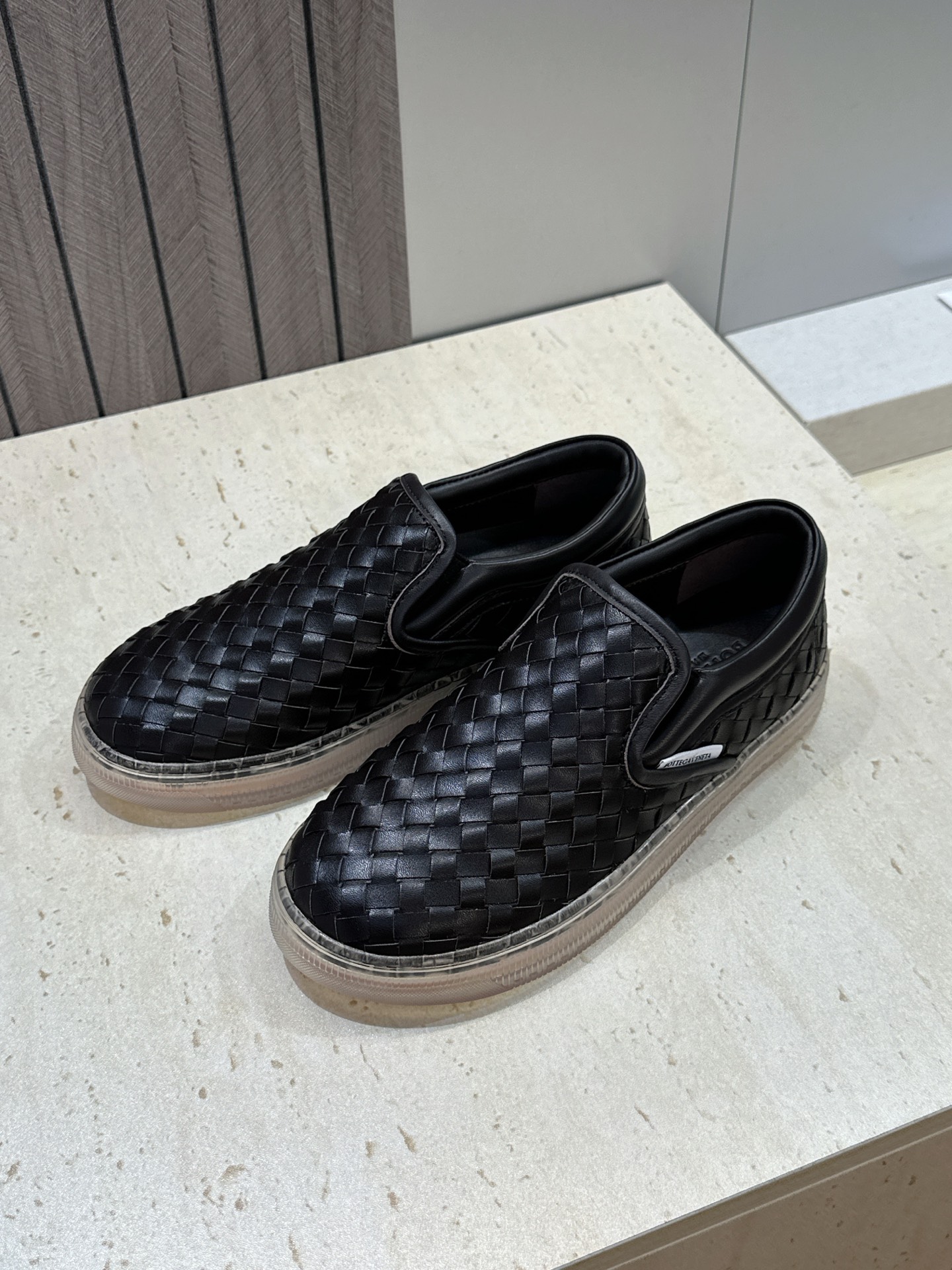 男+10Bottega Veneta 葆蝶家2026春夏情侣系列新款休闲运动小白鞋 BV字母logo平底