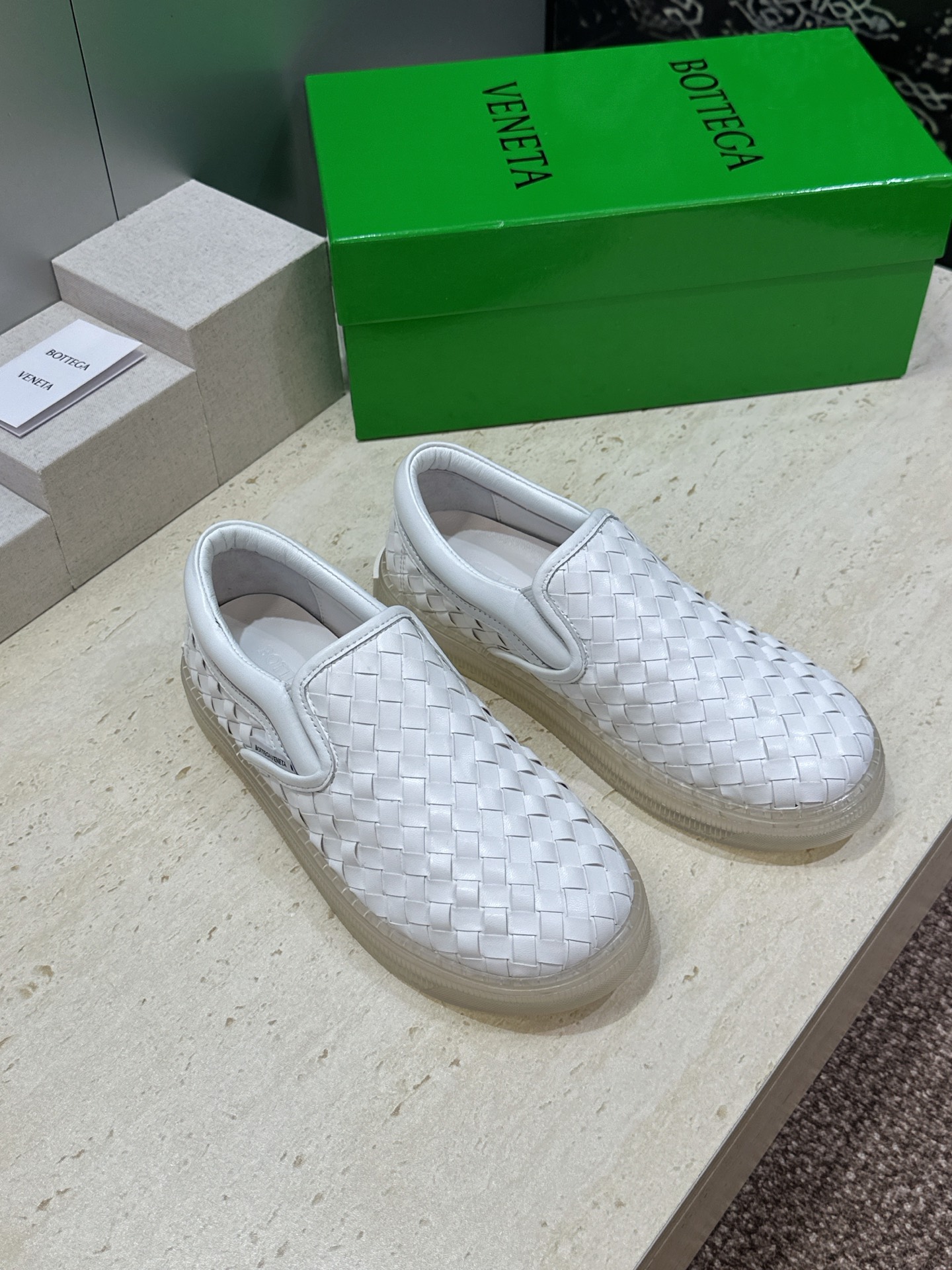 NO:905397,Male Bottega Veneta 2026 spring and summer couple series new casual sports white shoes BV letter logo flat bottom round toe color block woven loafers Material: imported calfskin upper + water-dyed sheepskin lining + original open mold non-slip TPU outsole Size: Women's code 35-41 (40.41 customization is not returnable) Men's size 39-45 (45 customization is not returnable), casual shoes/sports shoes, Bottega  veneta,bottega veneta,bottega veneta,loafers,sneakers,cowhide,sheepskin19860909男 Bottega Veneta 葆蝶家2026春夏情侣系列新款休闲运动小白鞋 BV字母logo平底圆头拼色编织乐福鞋 材质:鞋面进口小牛皮+水染羊皮内里+原版开模防滑TPU大底 Size : 女码 35-41(40.41定制不退换）  男码39-45(45定制不退换),休闲鞋/运动鞋,bottega veneta,bottega veneta,bottega veneta,loafers,sneakers,cowhide,sheepskin,Women's Shoes