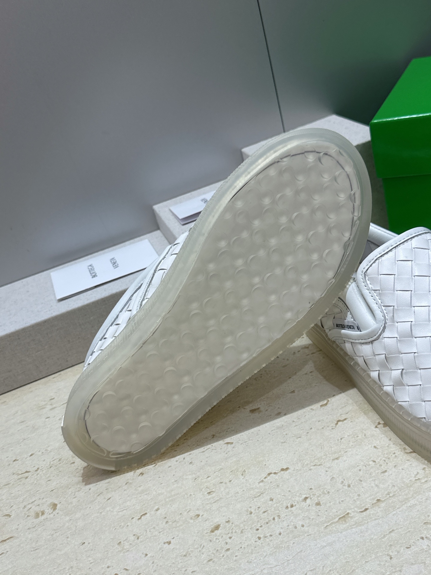 男+10Bottega Veneta 葆蝶家2026春夏情侣系列新款休闲运动小白鞋 BV字母logo平底