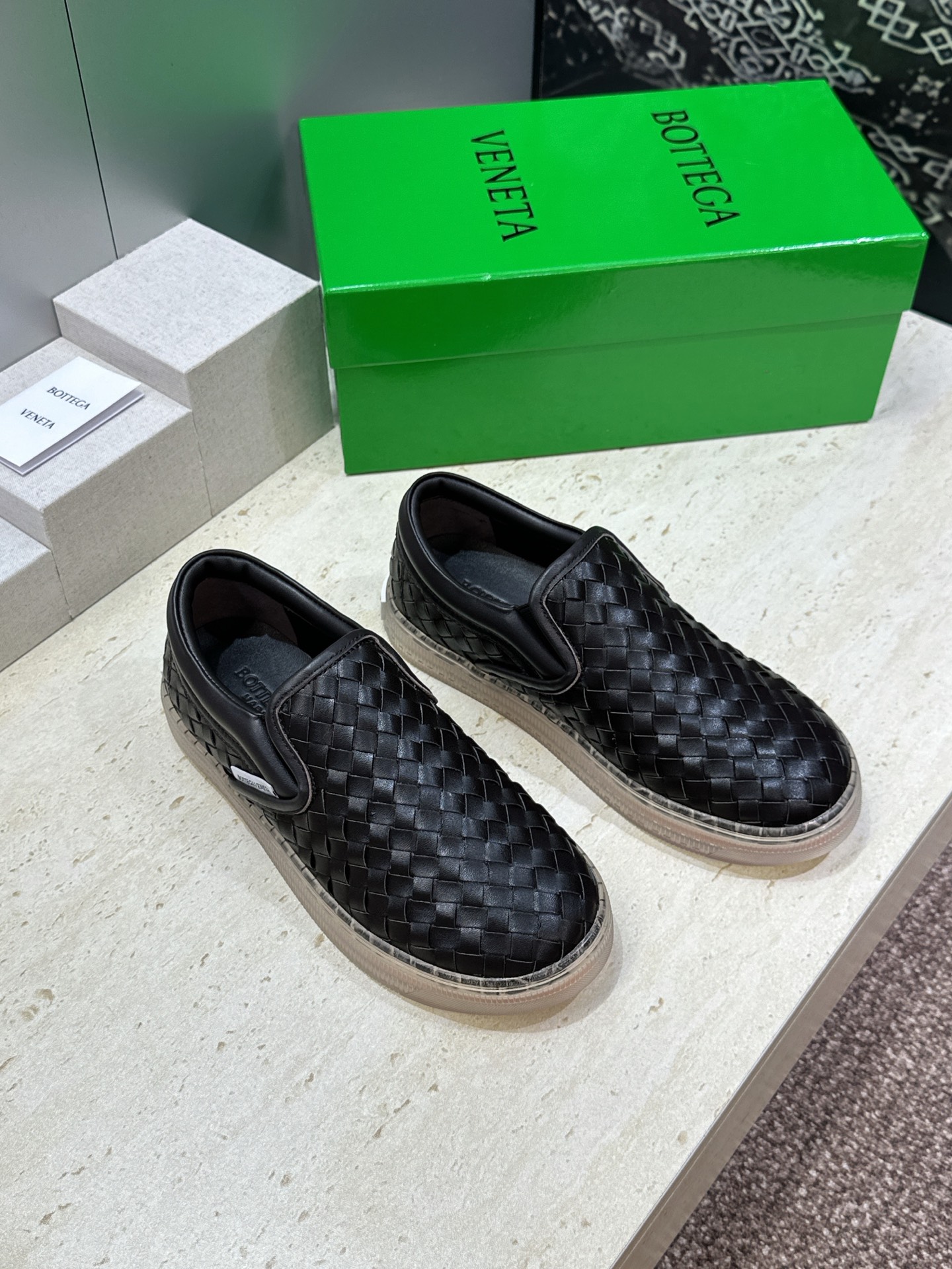 男+10Bottega Veneta 葆蝶家2026春夏情侣系列新款休闲运动小白鞋 BV字母logo平底