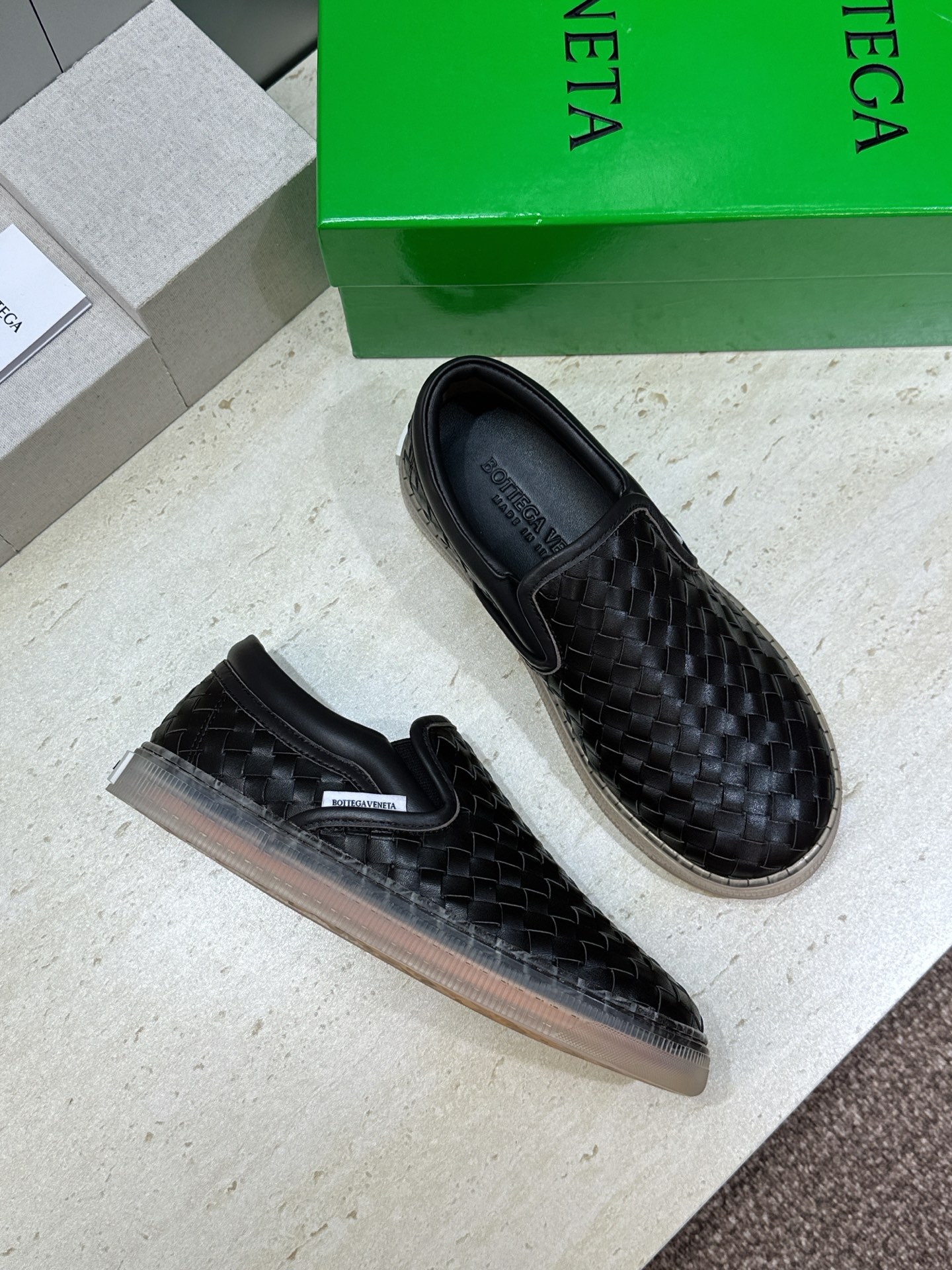 男+10Bottega Veneta 葆蝶家2026春夏情侣系列新款休闲运动小白鞋 BV字母logo平底