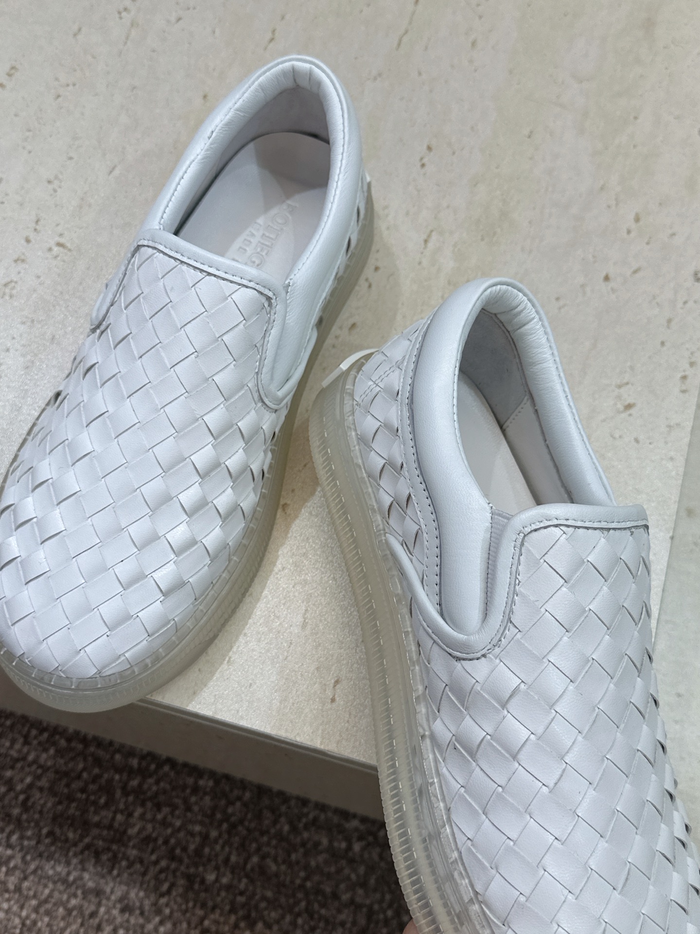 男+10Bottega Veneta 葆蝶家2026春夏情侣系列新款休闲运动小白鞋 BV字母logo平底