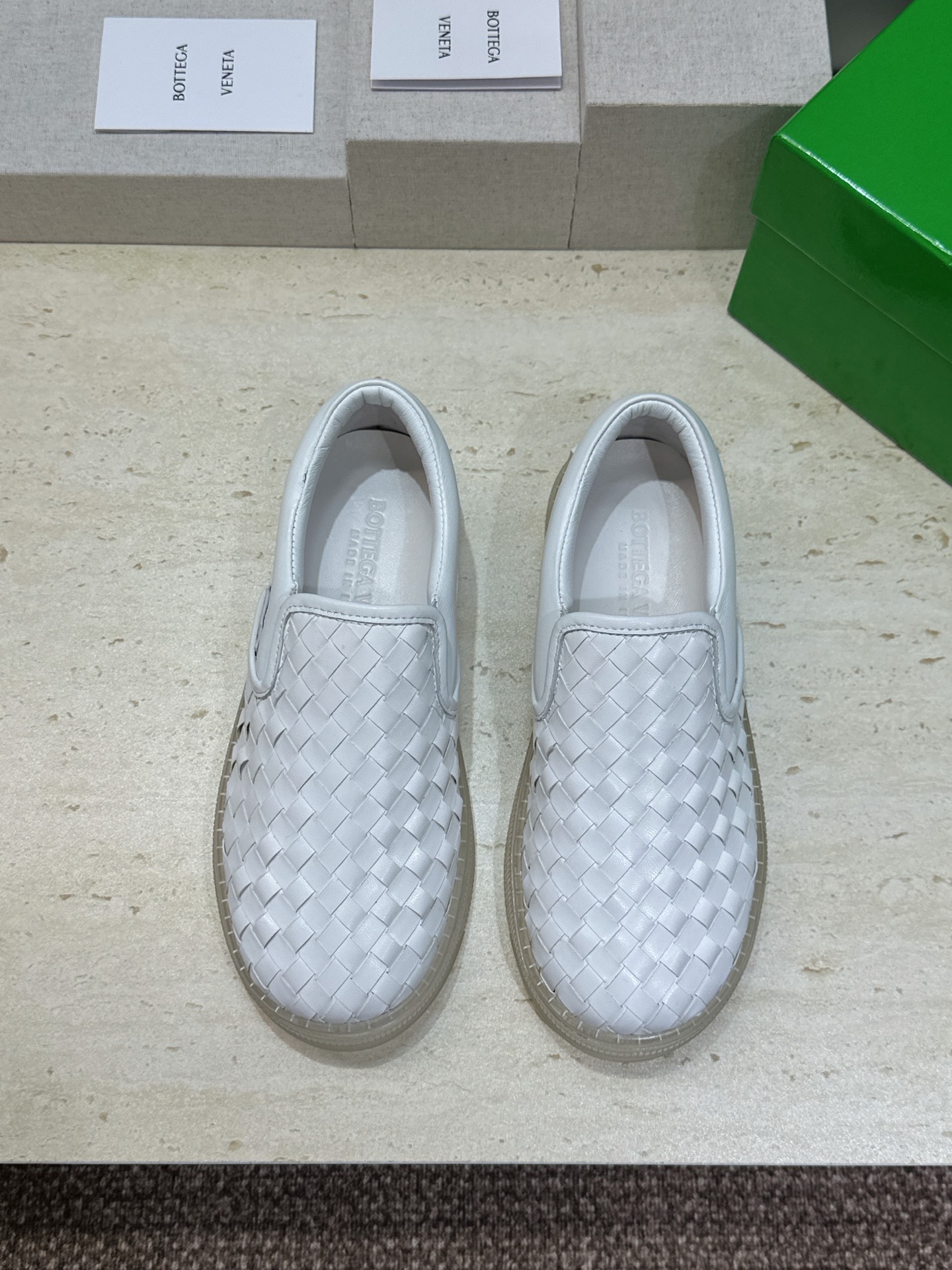 男+10Bottega Veneta 葆蝶家2026春夏情侣系列新款休闲运动小白鞋 BV字母logo平底