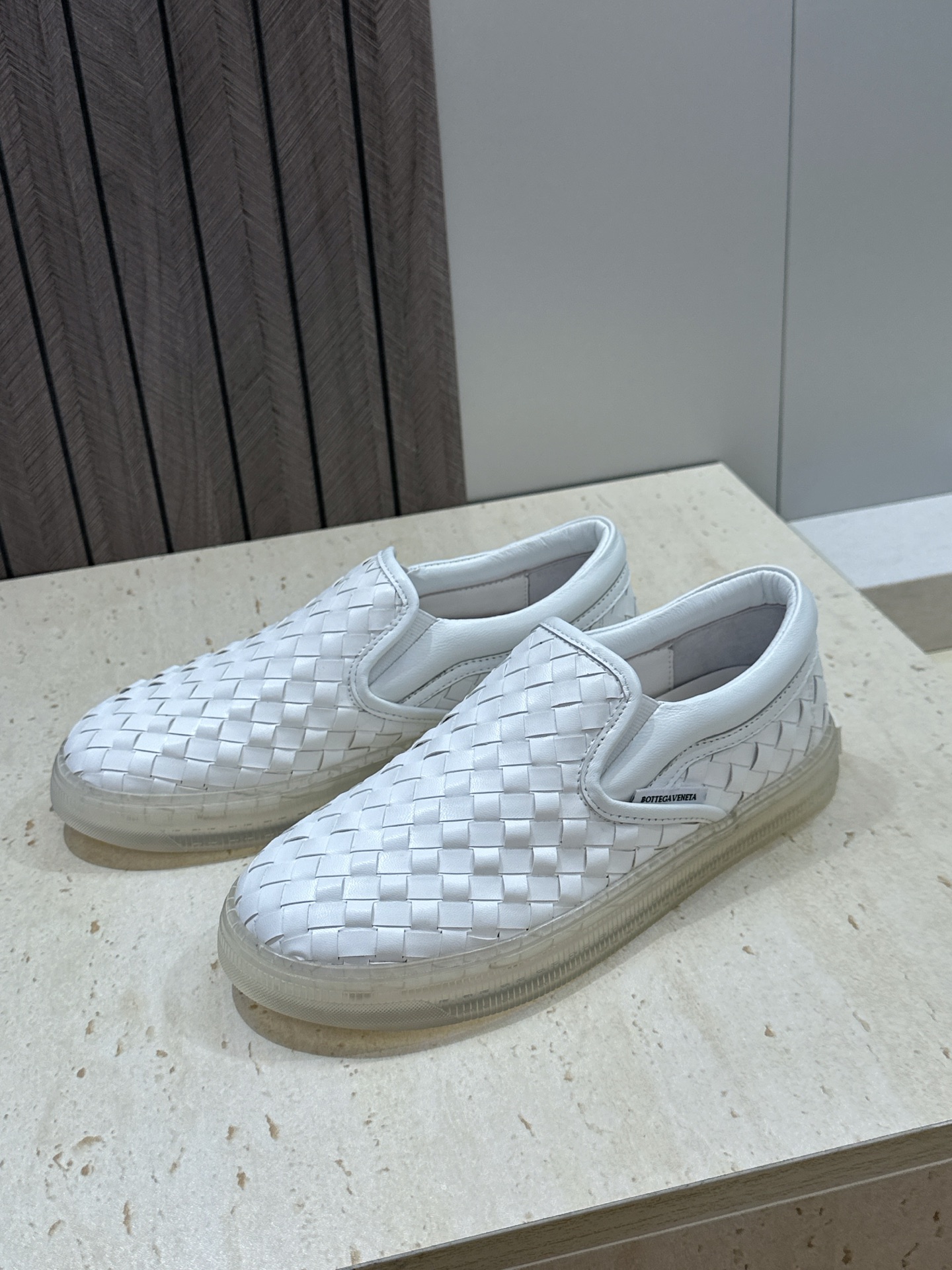 男+10Bottega Veneta 葆蝶家2026春夏情侣系列新款休闲运动小白鞋 BV字母logo平底