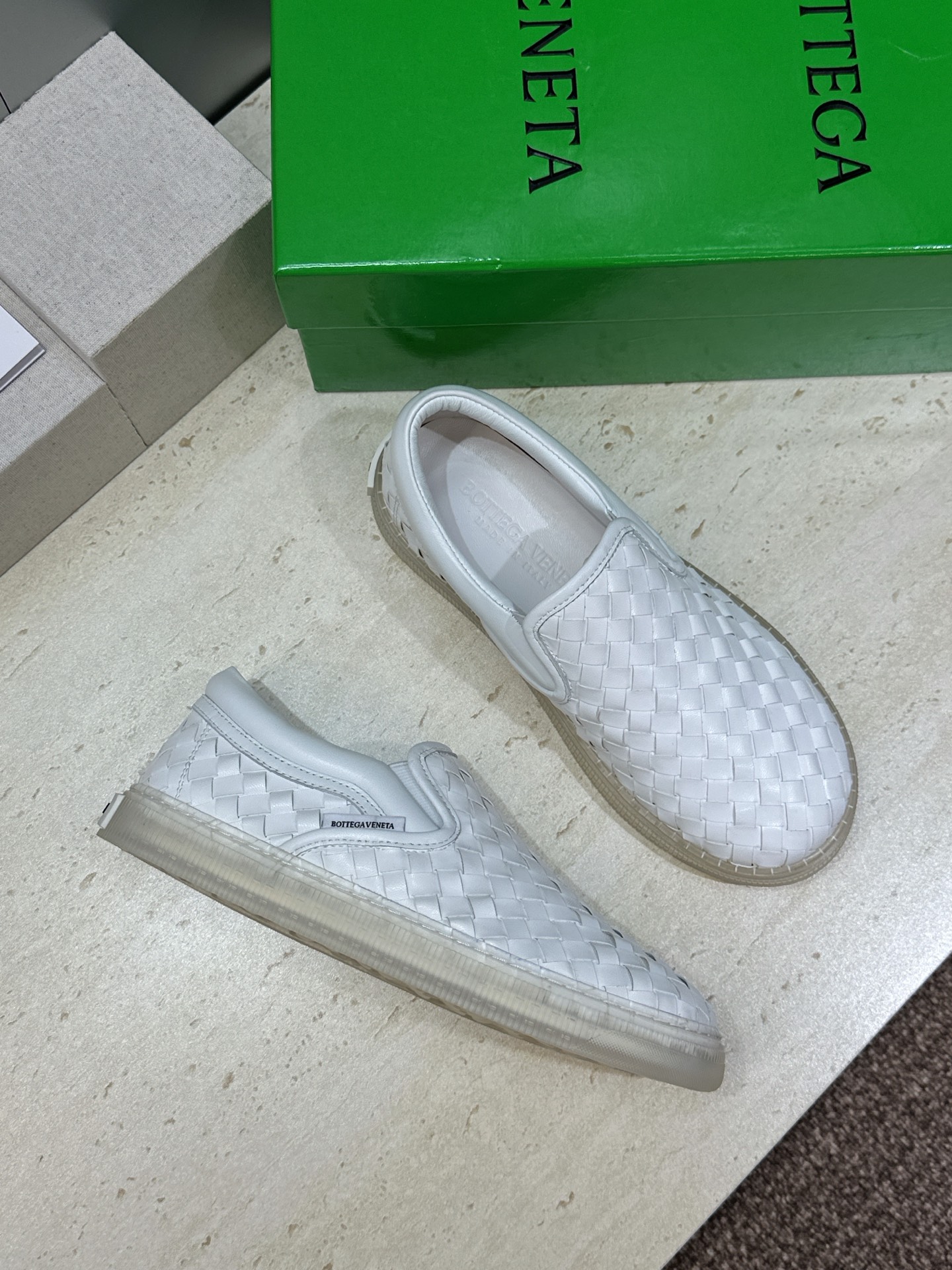 男+10Bottega Veneta 葆蝶家2026春夏情侣系列新款休闲运动小白鞋 BV字母logo平底