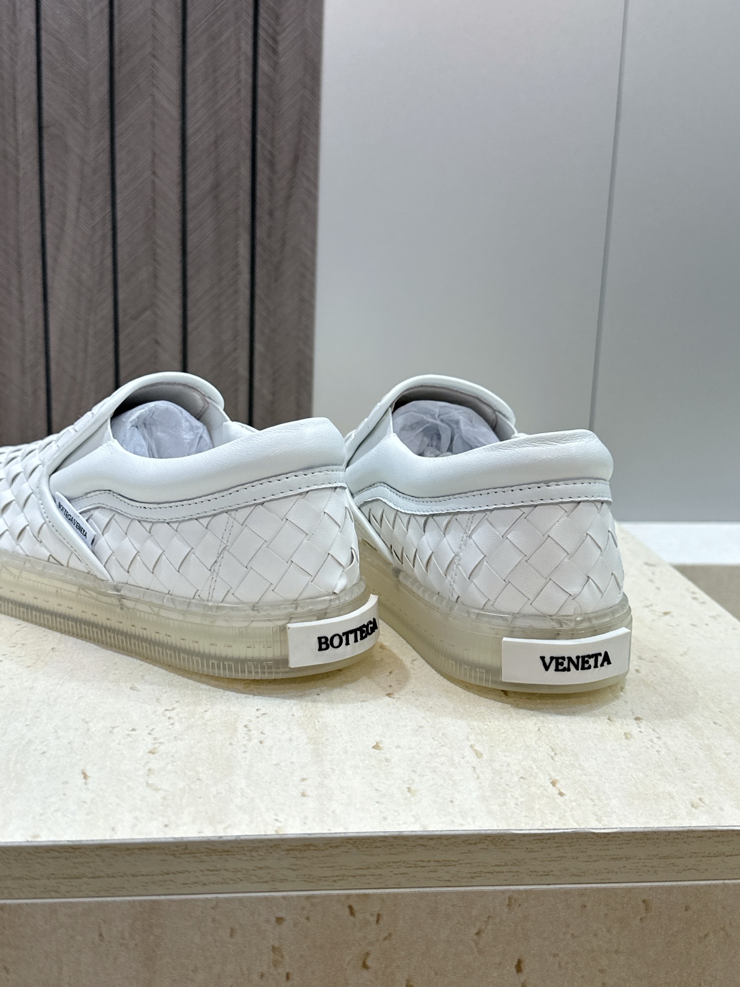 男+10Bottega Veneta 葆蝶家2026春夏情侣系列新款休闲运动小白鞋 BV字母logo平底