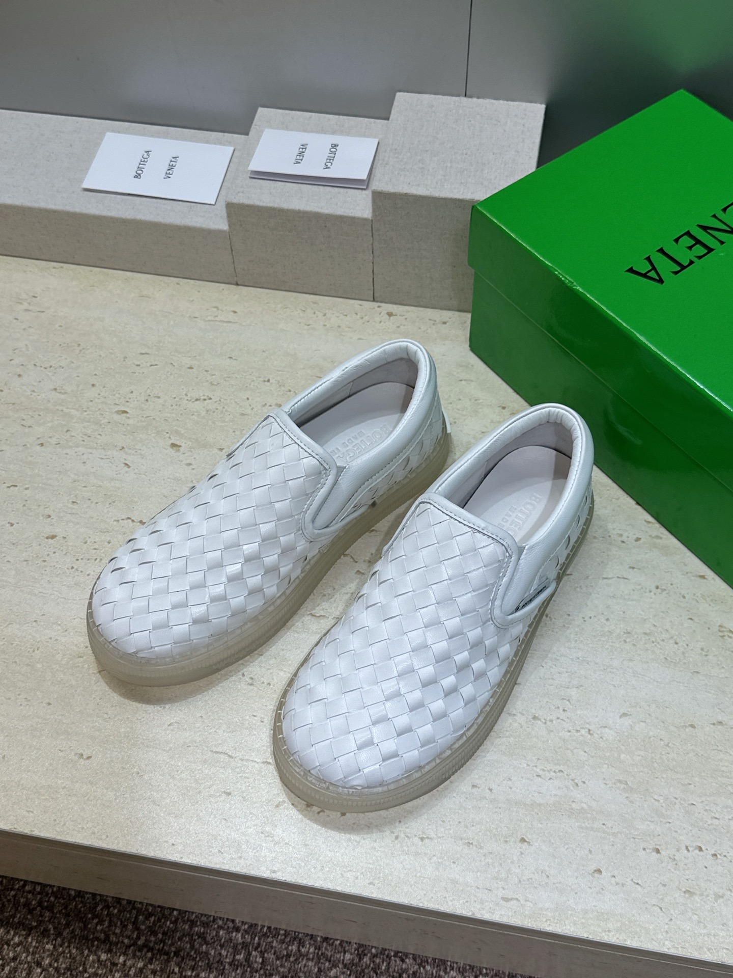 男+10Bottega Veneta 葆蝶家2026春夏情侣系列新款休闲运动小白鞋 BV字母logo平底