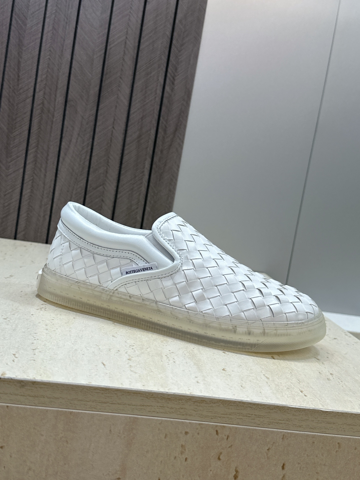 男+10Bottega Veneta 葆蝶家2026春夏情侣系列新款休闲运动小白鞋 BV字母logo平底