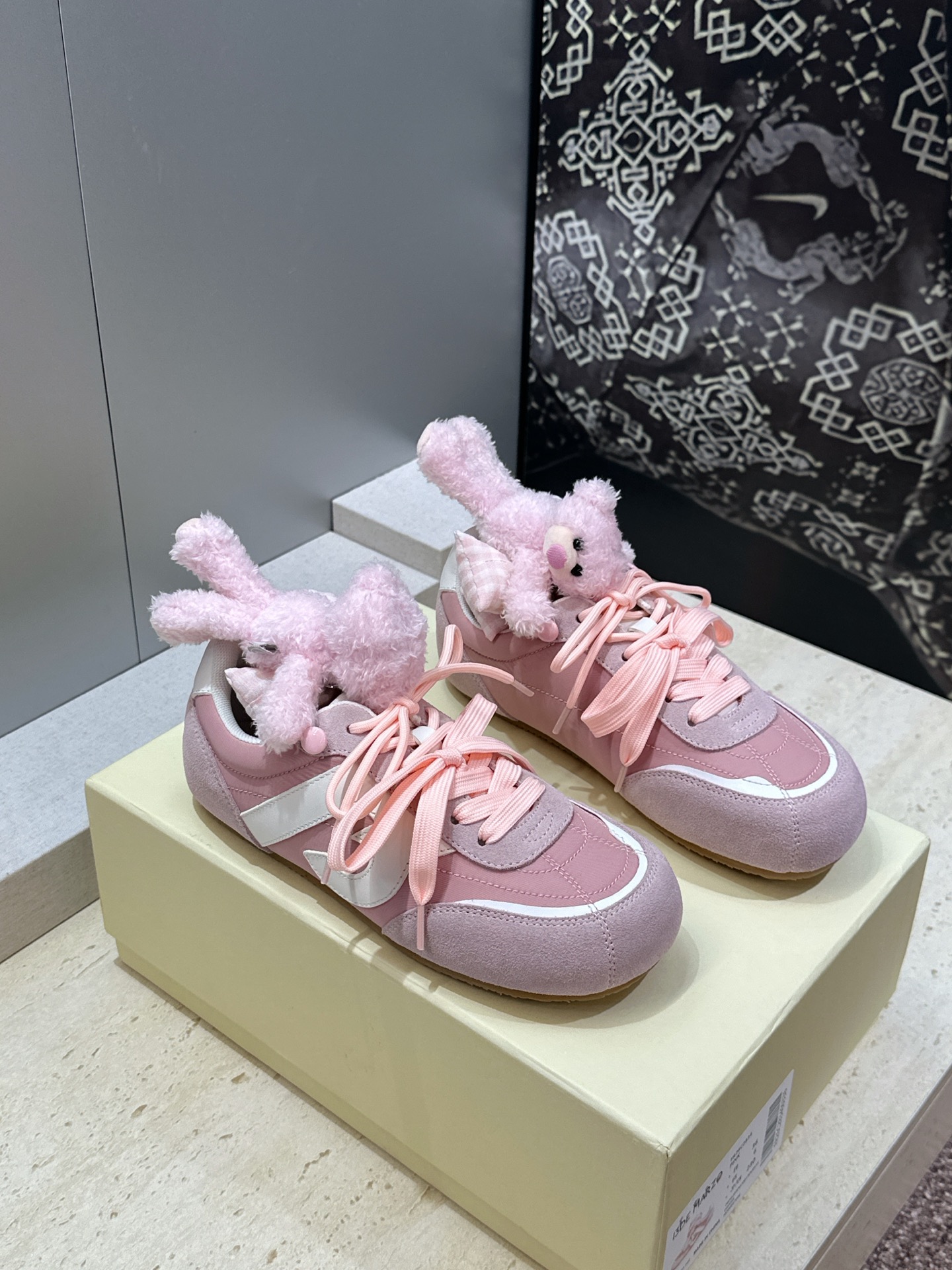 13DE MARZO 2026春夏时尚新款拼色休闲运动女鞋 标志性童趣立体小熊蝴蝶结平底圆头系带徳训鞋材
