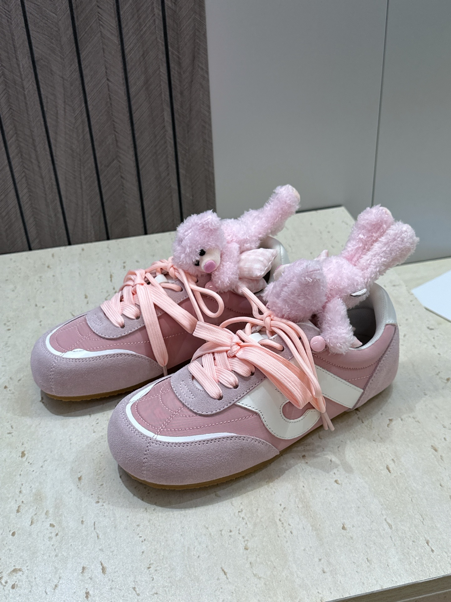 13DE MARZO 2026春夏时尚新款拼色休闲运动女鞋 标志性童趣立体小熊蝴蝶结平底圆头系带徳训鞋材