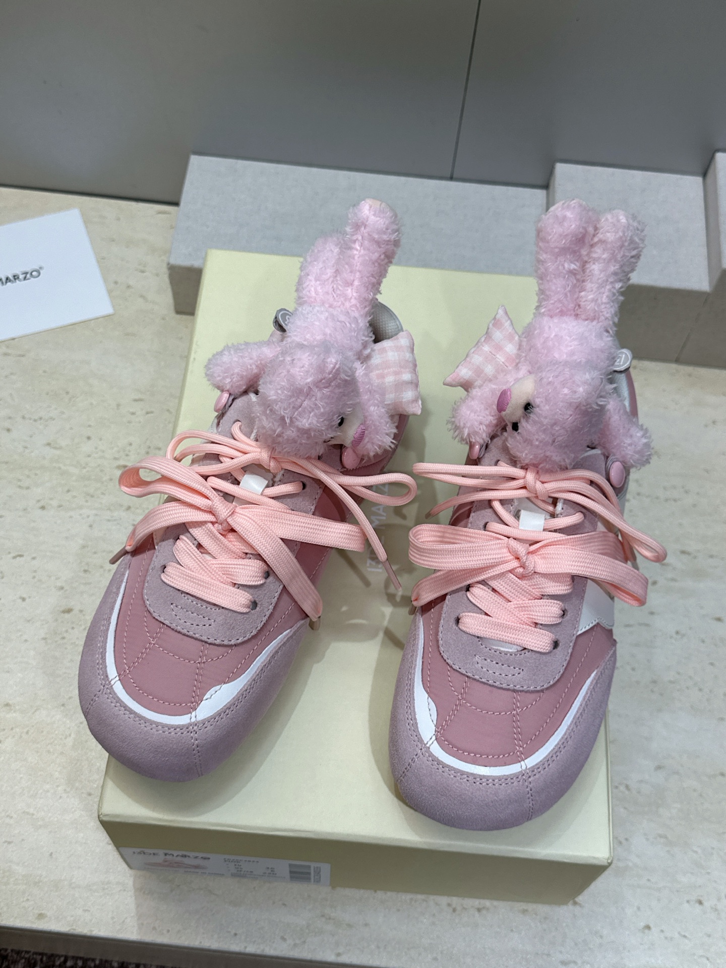 13DE MARZO 2026春夏时尚新款拼色休闲运动女鞋 标志性童趣立体小熊蝴蝶结平底圆头系带徳训鞋材