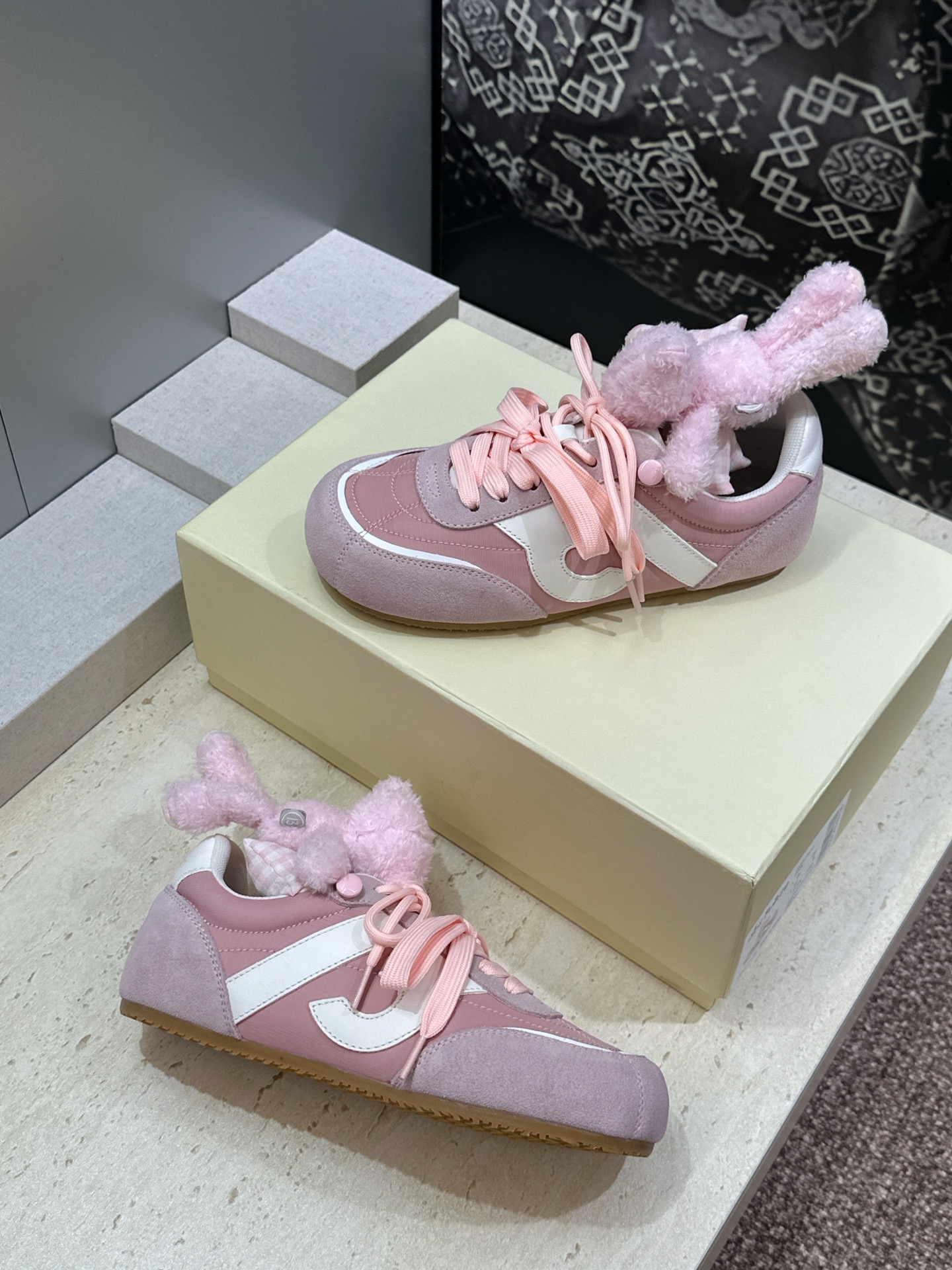 13DE MARZO 2026春夏时尚新款拼色休闲运动女鞋 标志性童趣立体小熊蝴蝶结平底圆头系带徳训鞋材