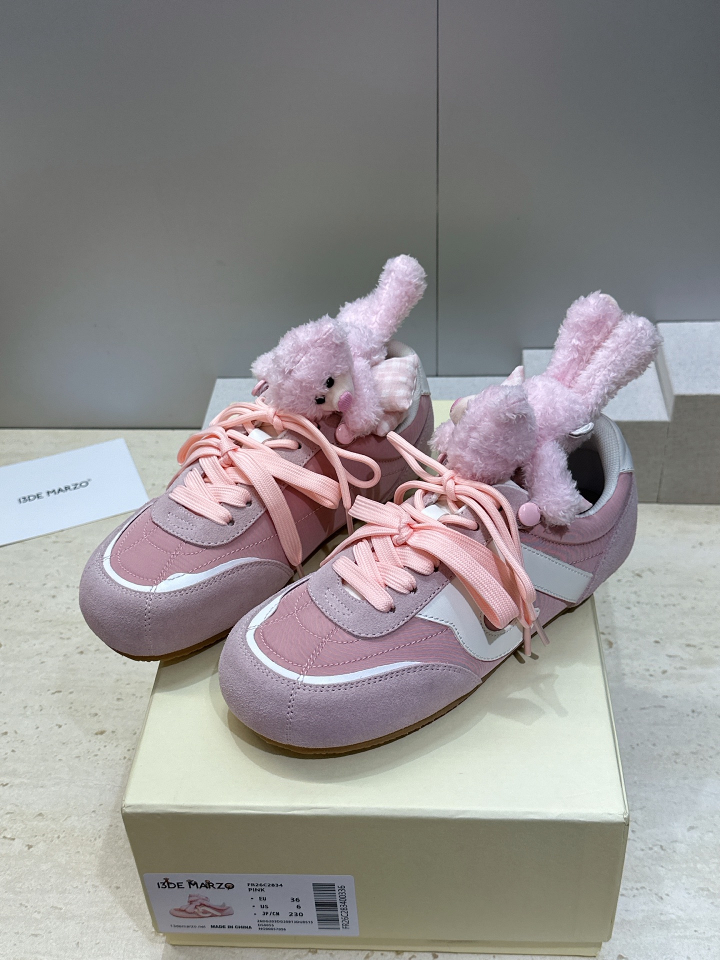 13DE MARZO 2026春夏时尚新款拼色休闲运动女鞋 标志性童趣立体小熊蝴蝶结平底圆头系带徳训鞋材