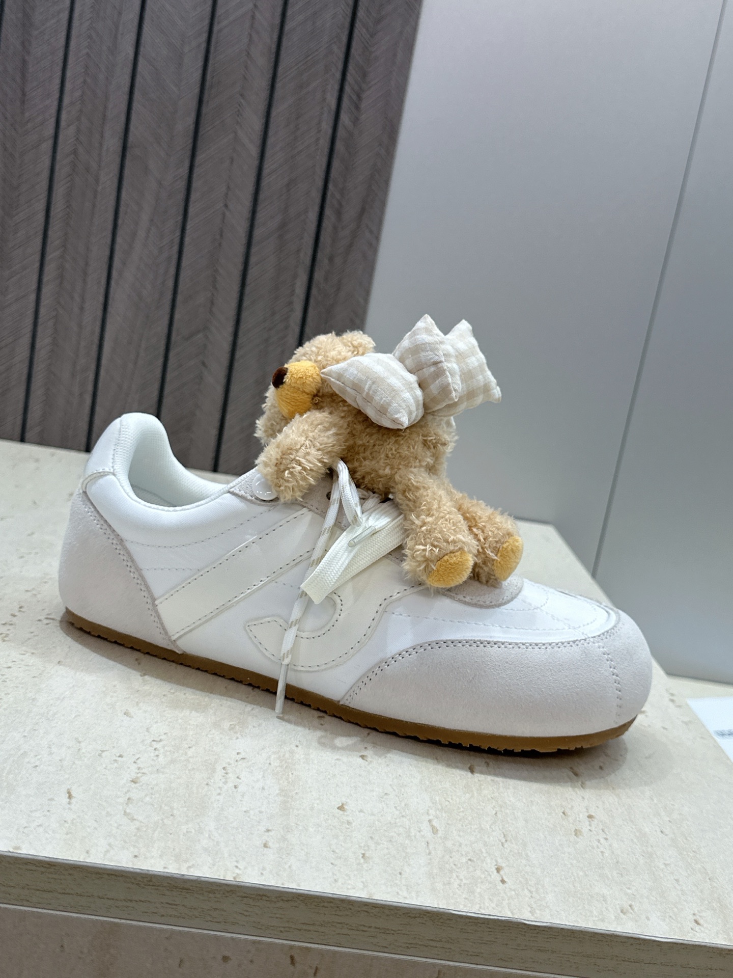 13DE MARZO 2026春夏时尚新款拼色休闲运动女鞋 标志性童趣立体小熊蝴蝶结平底圆头系带徳训鞋材