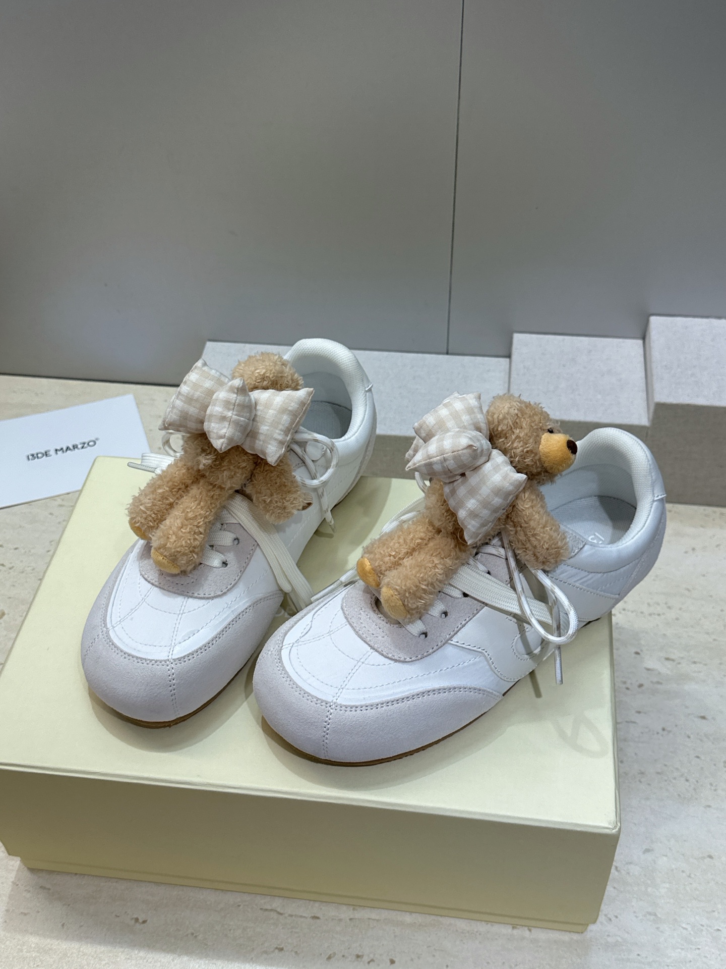 13DE MARZO 2026春夏时尚新款拼色休闲运动女鞋 标志性童趣立体小熊蝴蝶结平底圆头系带徳训鞋材