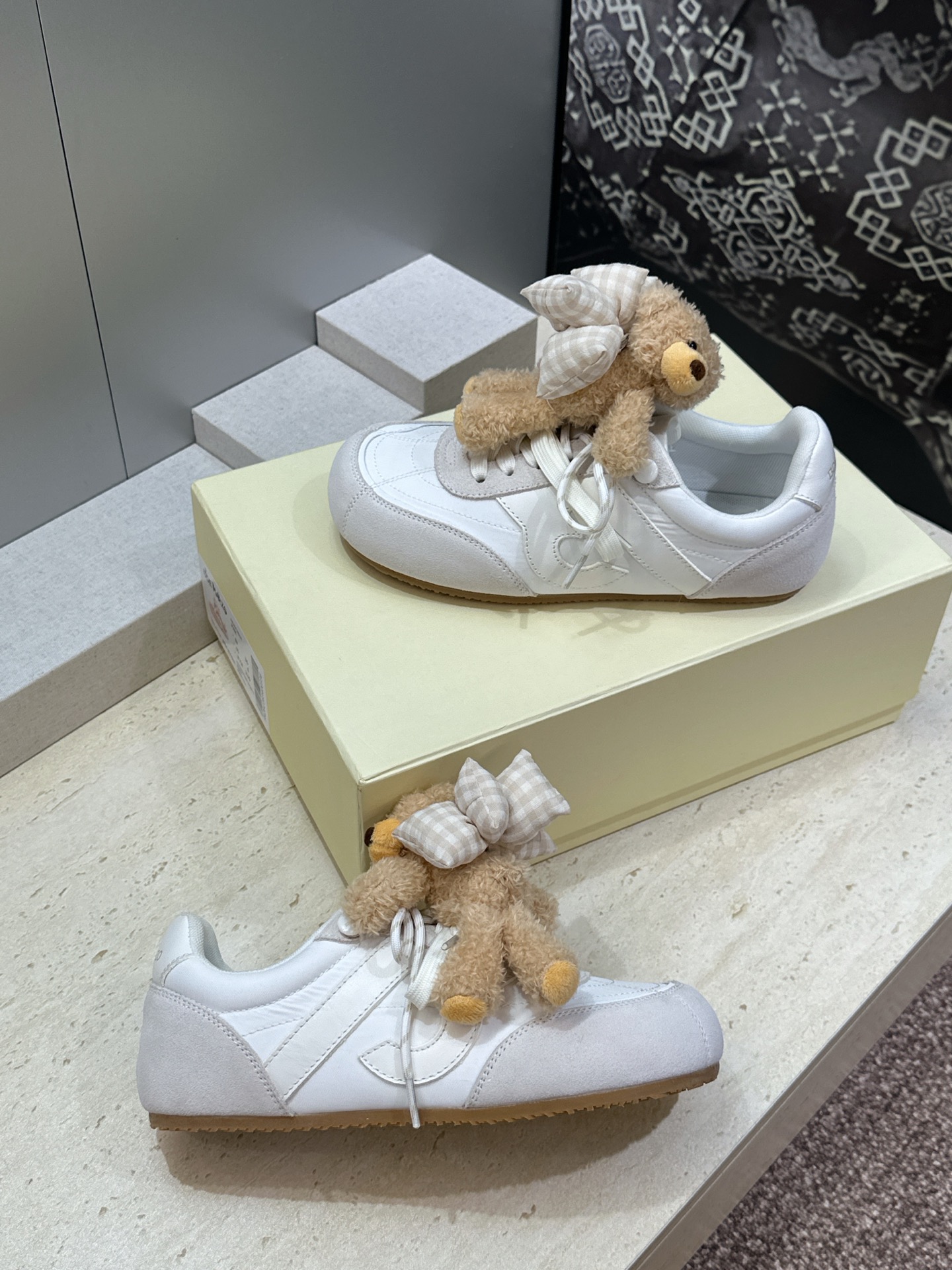 13DE MARZO 2026春夏时尚新款拼色休闲运动女鞋 标志性童趣立体小熊蝴蝶结平底圆头系带徳训鞋材
