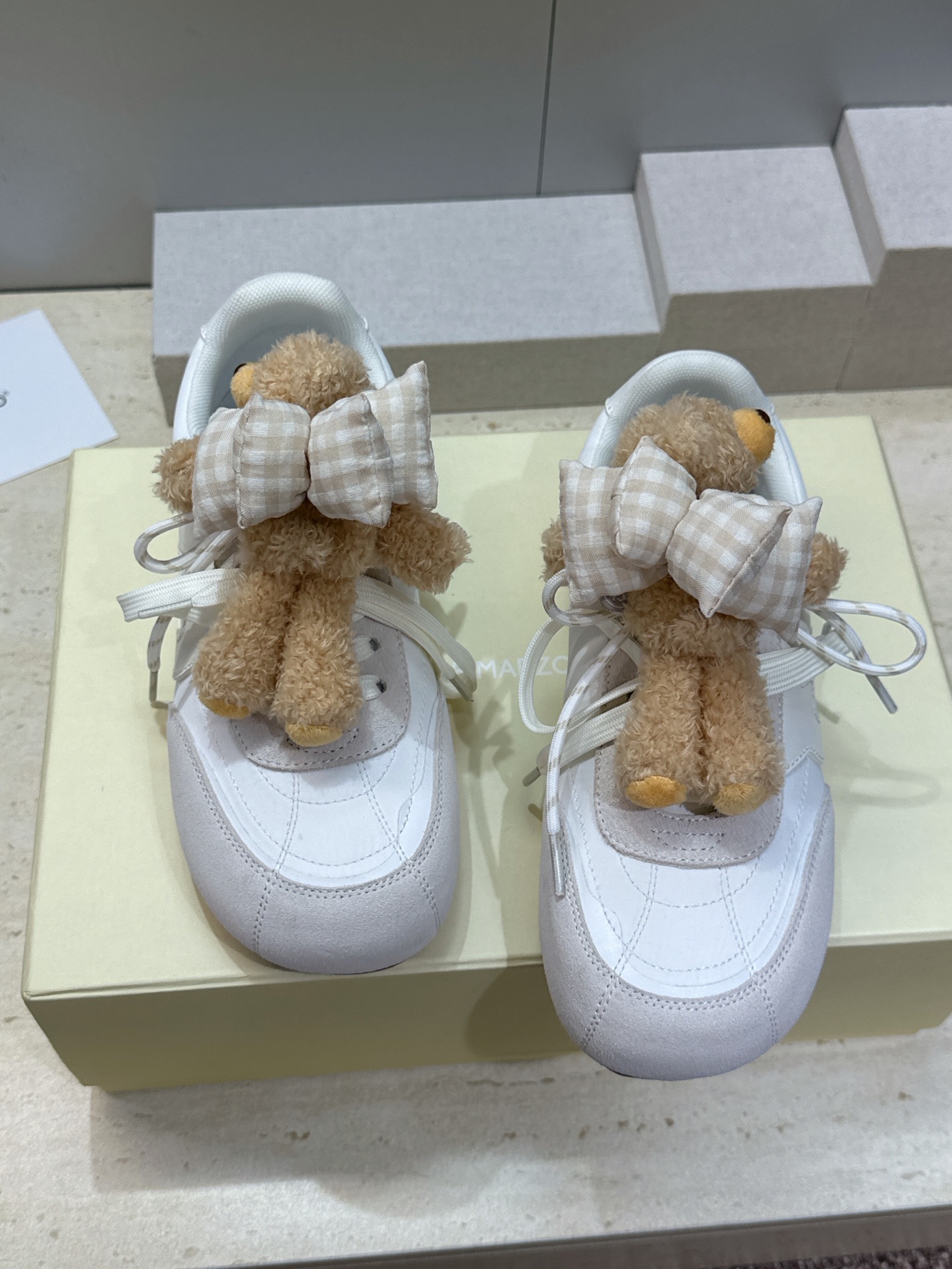 13DE MARZO 2026春夏时尚新款拼色休闲运动女鞋 标志性童趣立体小熊蝴蝶结平底圆头系带徳训鞋材
