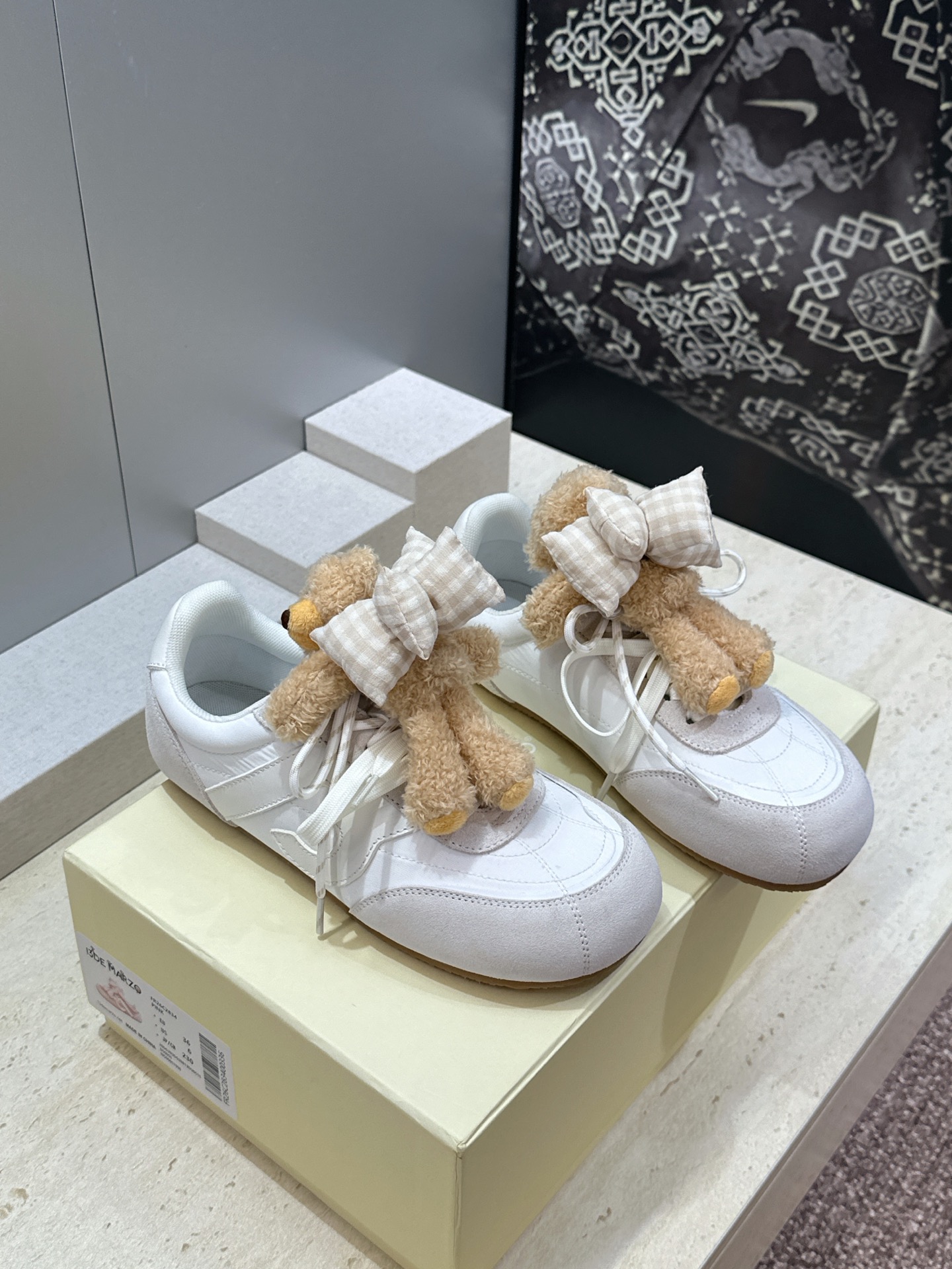 13DE MARZO 2026春夏时尚新款拼色休闲运动女鞋 标志性童趣立体小熊蝴蝶结平底圆头系带徳训鞋材