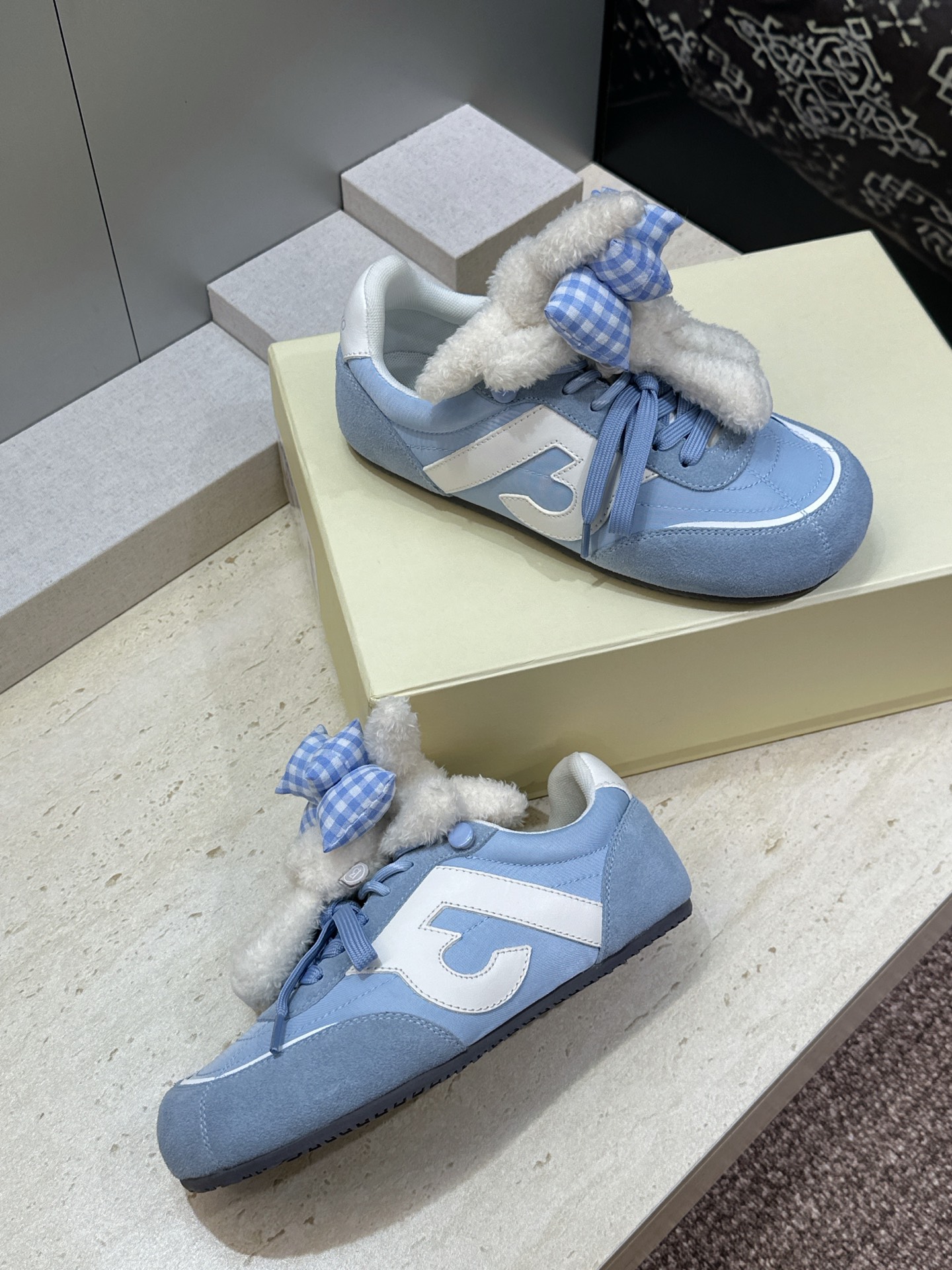 13DE MARZO 2026春夏时尚新款拼色休闲运动女鞋 标志性童趣立体小熊蝴蝶结平底圆头系带徳训鞋材
