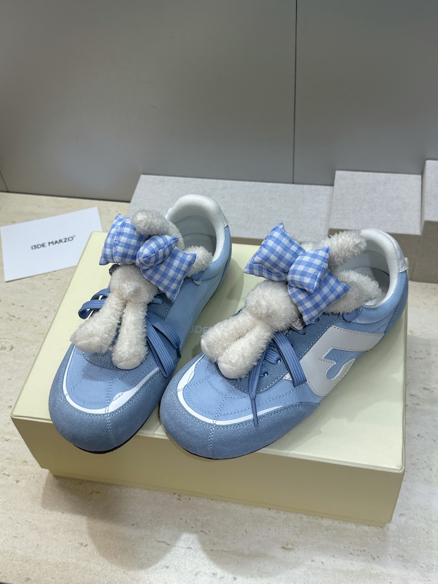 13DE MARZO 2026春夏时尚新款拼色休闲运动女鞋 标志性童趣立体小熊蝴蝶结平底圆头系带徳训鞋材