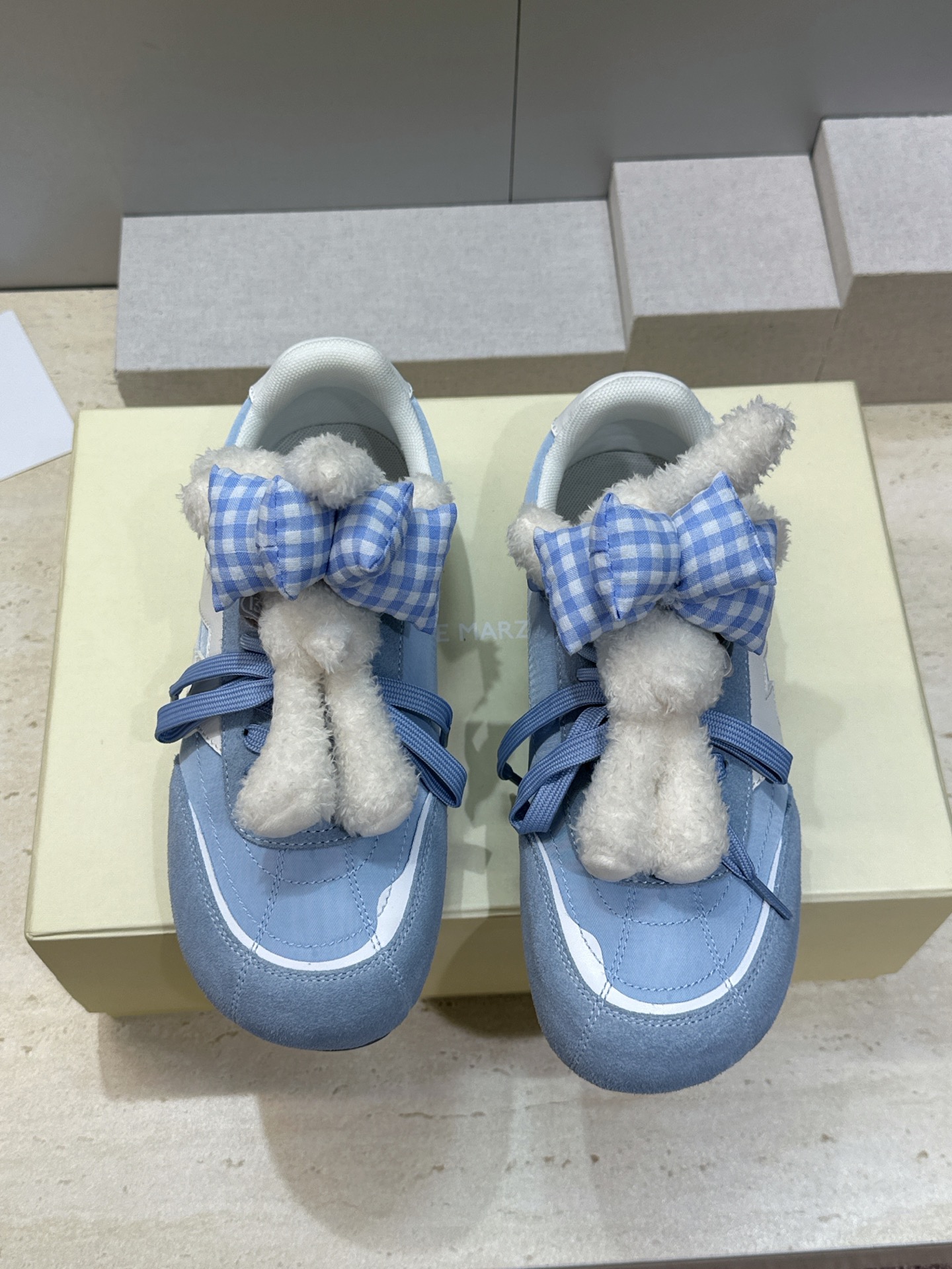 13DE MARZO 2026春夏时尚新款拼色休闲运动女鞋 标志性童趣立体小熊蝴蝶结平底圆头系带徳训鞋材