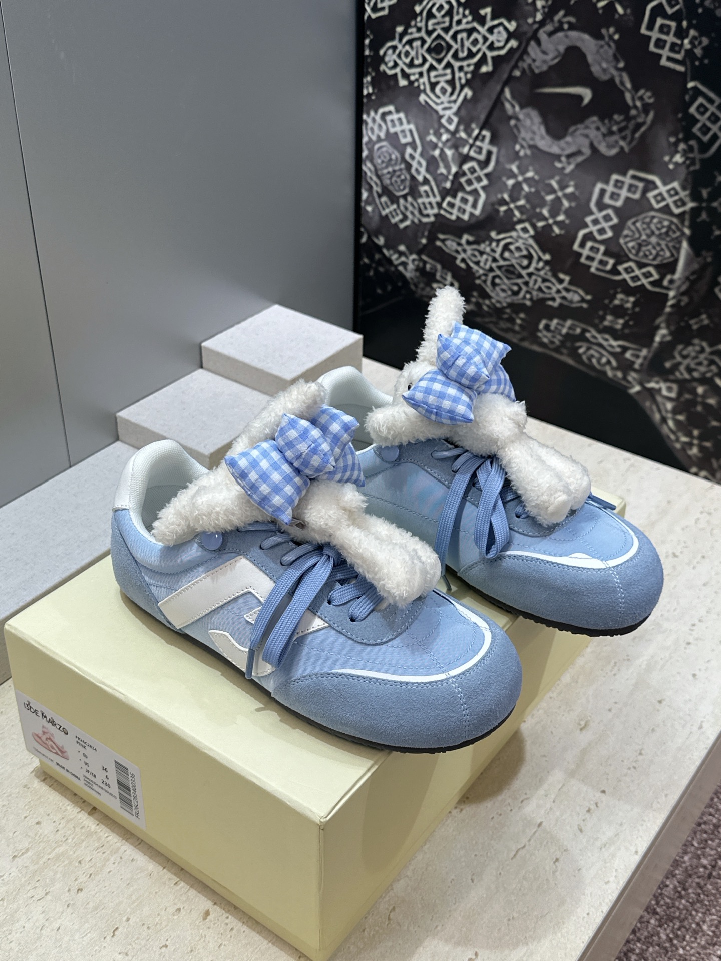 13DE MARZO 2026春夏时尚新款拼色休闲运动女鞋 标志性童趣立体小熊蝴蝶结平底圆头系带徳训鞋材