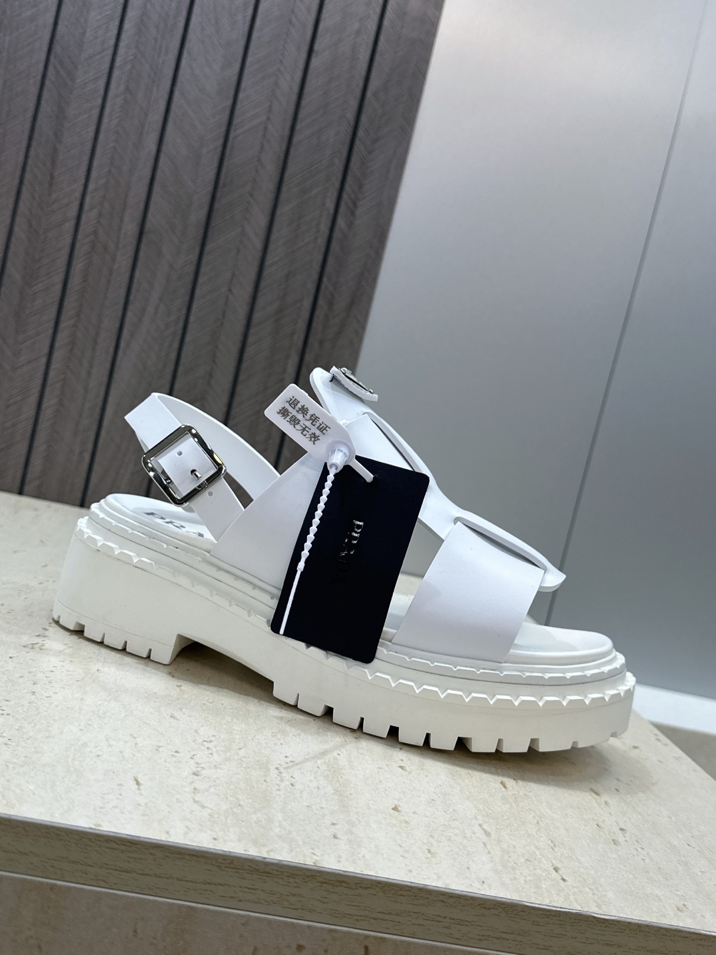 顶级版 PRADA 普拉达 2026春夏新款厚底低跟休闲女鞋 P家字母logo标志性徽章三角标五金扣圆头