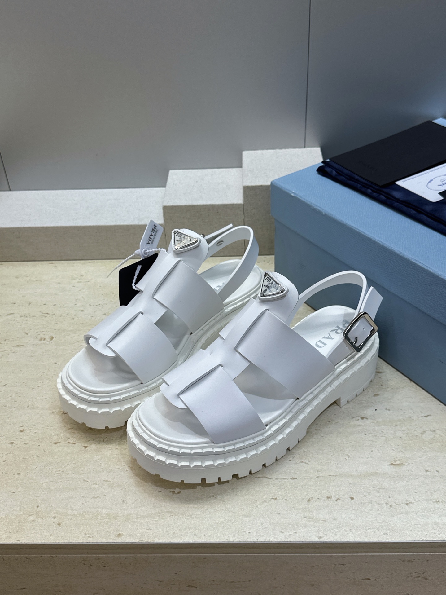 顶级版 PRADA 普拉达 2026春夏新款厚底低跟休闲女鞋 P家字母logo标志性徽章三角标五金扣圆头