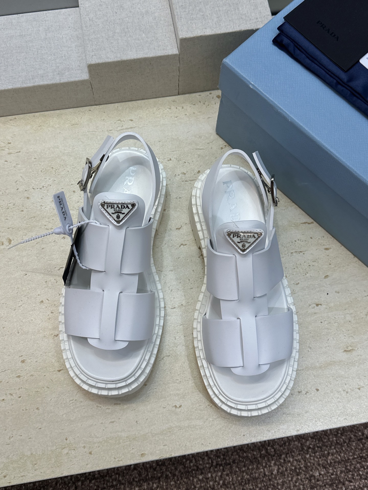 顶级版 PRADA 普拉达 2026春夏新款厚底低跟休闲女鞋 P家字母logo标志性徽章三角标五金扣圆头
