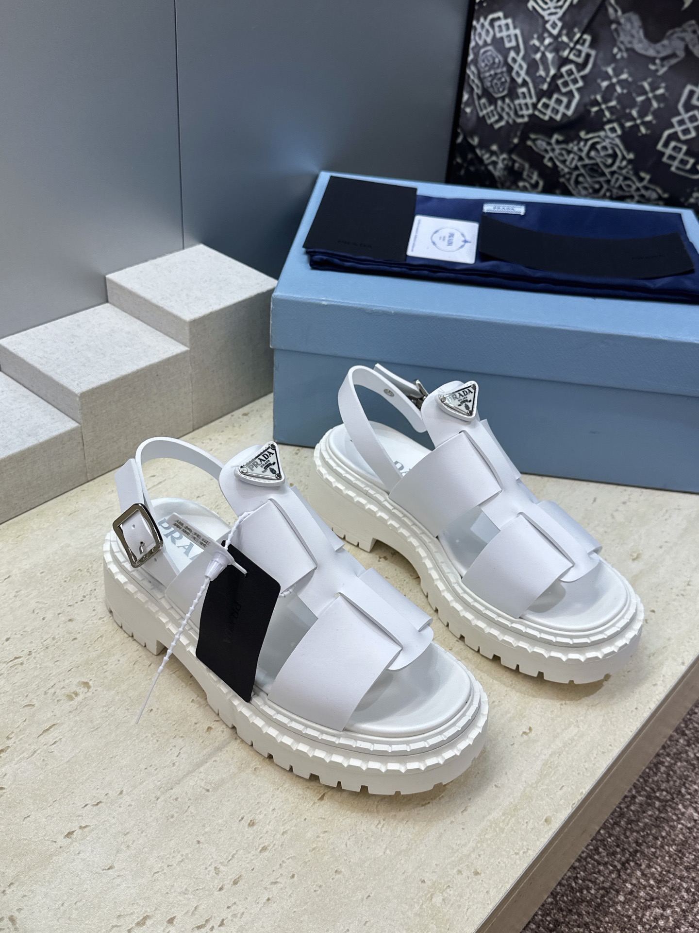 顶级版 PRADA 普拉达 2026春夏新款厚底低跟休闲女鞋 P家字母logo标志性徽章三角标五金扣圆头