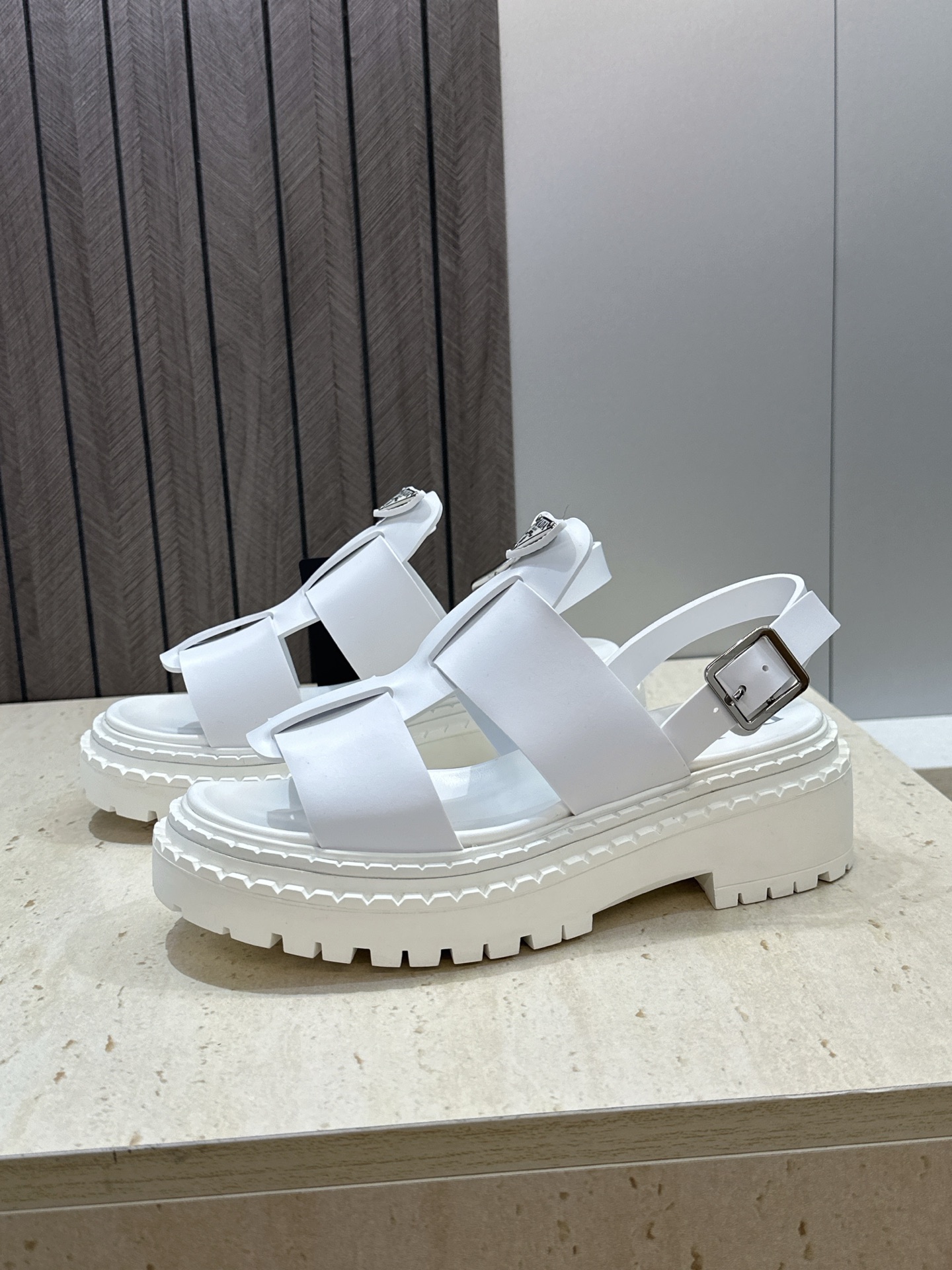 顶级版 PRADA 普拉达 2026春夏新款厚底低跟休闲女鞋 P家字母logo标志性徽章三角标五金扣圆头