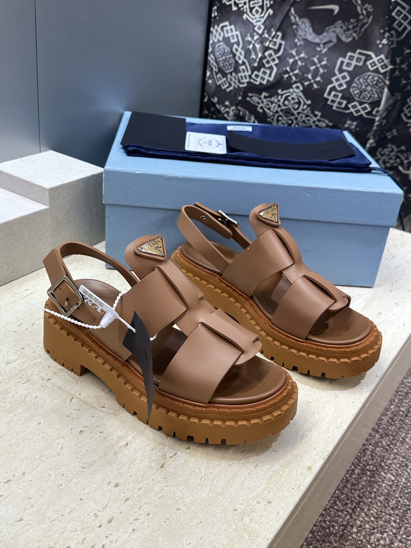 顶级版 PRADA 普拉达 2026春夏新款厚底低跟休闲女鞋 P家字母logo标志性徽章三角标五金扣圆头