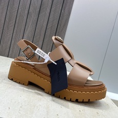 顶级版 PRADA 普拉达 2026春夏新款厚底低跟休闲女鞋 P家字母logo标志性徽章三角标五金扣圆头 顶级版 PRADA 普拉达 2026春夏新款厚底低跟休闲女鞋 P家字母logo标志性徽章三角标五金扣圆头