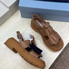 顶级版 PRADA 普拉达 2026春夏新款厚底低跟休闲女鞋 P家字母logo标志性徽章三角标五金扣圆头 顶级版 PRADA 普拉达 2026春夏新款厚底低跟休闲女鞋 P家字母logo标志性徽章三角标五金扣圆头