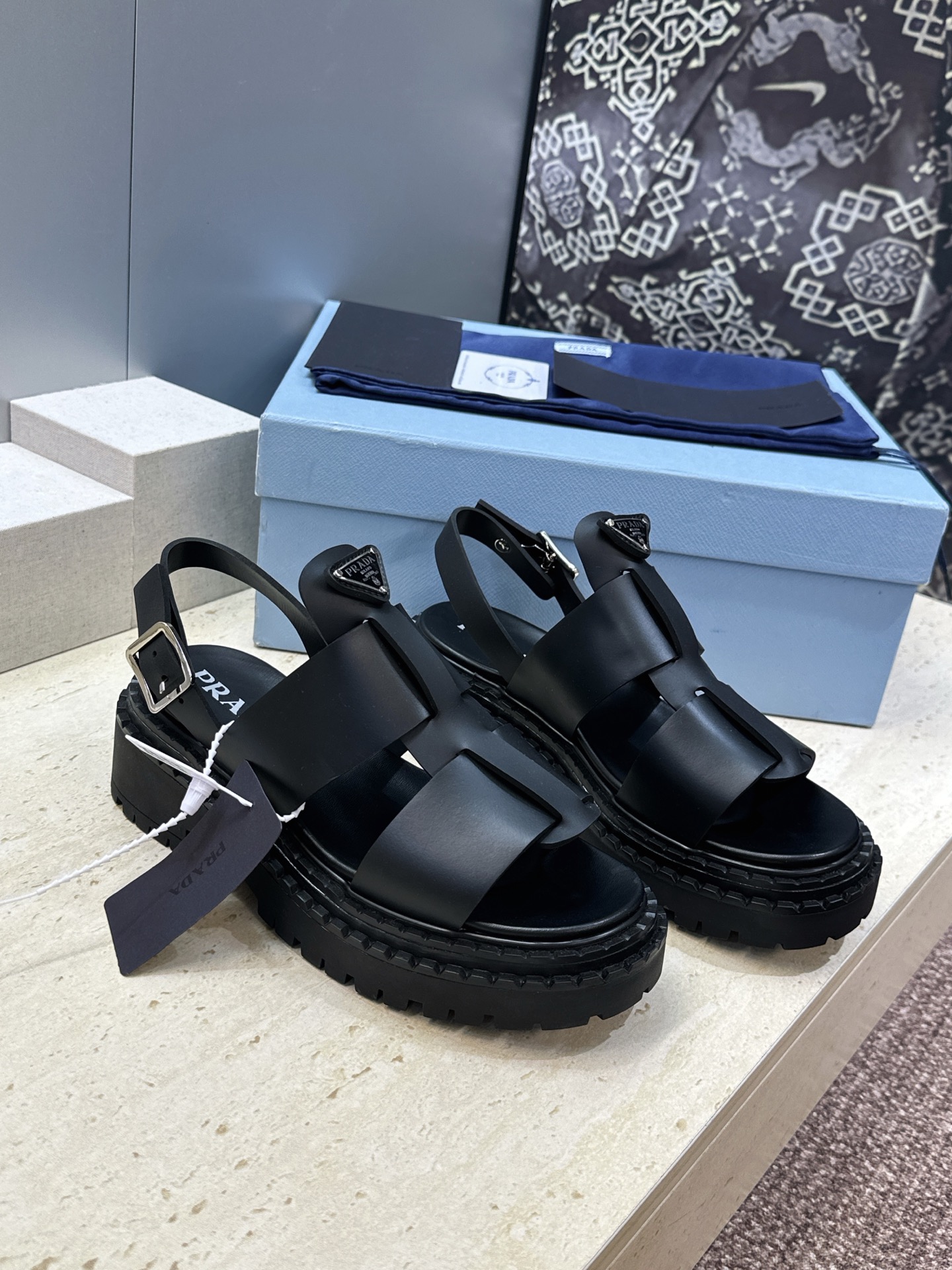 顶级版 PRADA 普拉达 2026春夏新款厚底低跟休闲女鞋 P家字母logo标志性徽章三角标五金扣圆头