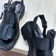 顶级版 PRADA 普拉达 2026春夏新款厚底低跟休闲女鞋 P家字母logo标志性徽章三角标五金扣圆头 顶级版 PRADA 普拉达 2026春夏新款厚底低跟休闲女鞋 P家字母logo标志性徽章三角标五金扣圆头