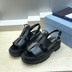 顶级版 PRADA 普拉达 2026春夏新款厚底低跟休闲女鞋 P家字母logo标志性徽章三角标五金扣圆头 顶级版 PRADA 普拉达 2026春夏新款厚底低跟休闲女鞋 P家字母logo标志性徽章三角标五金扣圆头