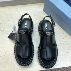 顶级版 PRADA 普拉达 2026春夏新款厚底低跟休闲女鞋 P家字母logo标志性徽章三角标五金扣圆头 顶级版 PRADA 普拉达 2026春夏新款厚底低跟休闲女鞋 P家字母logo标志性徽章三角标五金扣圆头
