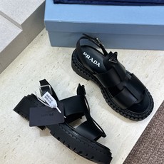 顶级版 PRADA 普拉达 2026春夏新款厚底低跟休闲女鞋 P家字母logo标志性徽章三角标五金扣圆头 顶级版 PRADA 普拉达 2026春夏新款厚底低跟休闲女鞋 P家字母logo标志性徽章三角标五金扣圆头