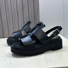 顶级版 PRADA 普拉达 2026春夏新款厚底低跟休闲女鞋 P家字母logo标志性徽章三角标五金扣圆头 顶级版 PRADA 普拉达 2026春夏新款厚底低跟休闲女鞋 P家字母logo标志性徽章三角标五金扣圆头