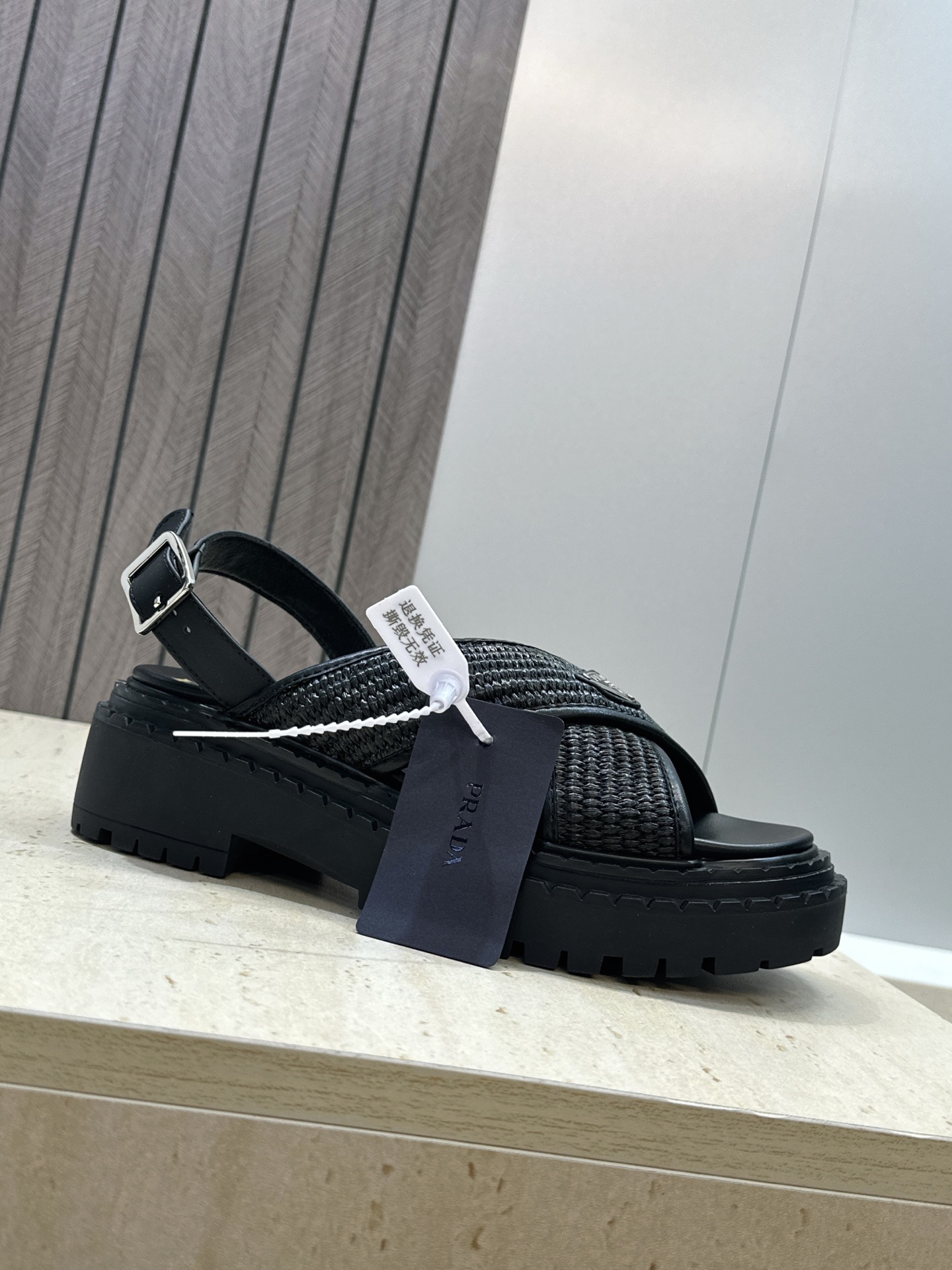 顶级版 PRADA 普拉达 2026春夏新款草编交叉带厚底低跟休闲女鞋 P家字母logo标志性徽章三角标